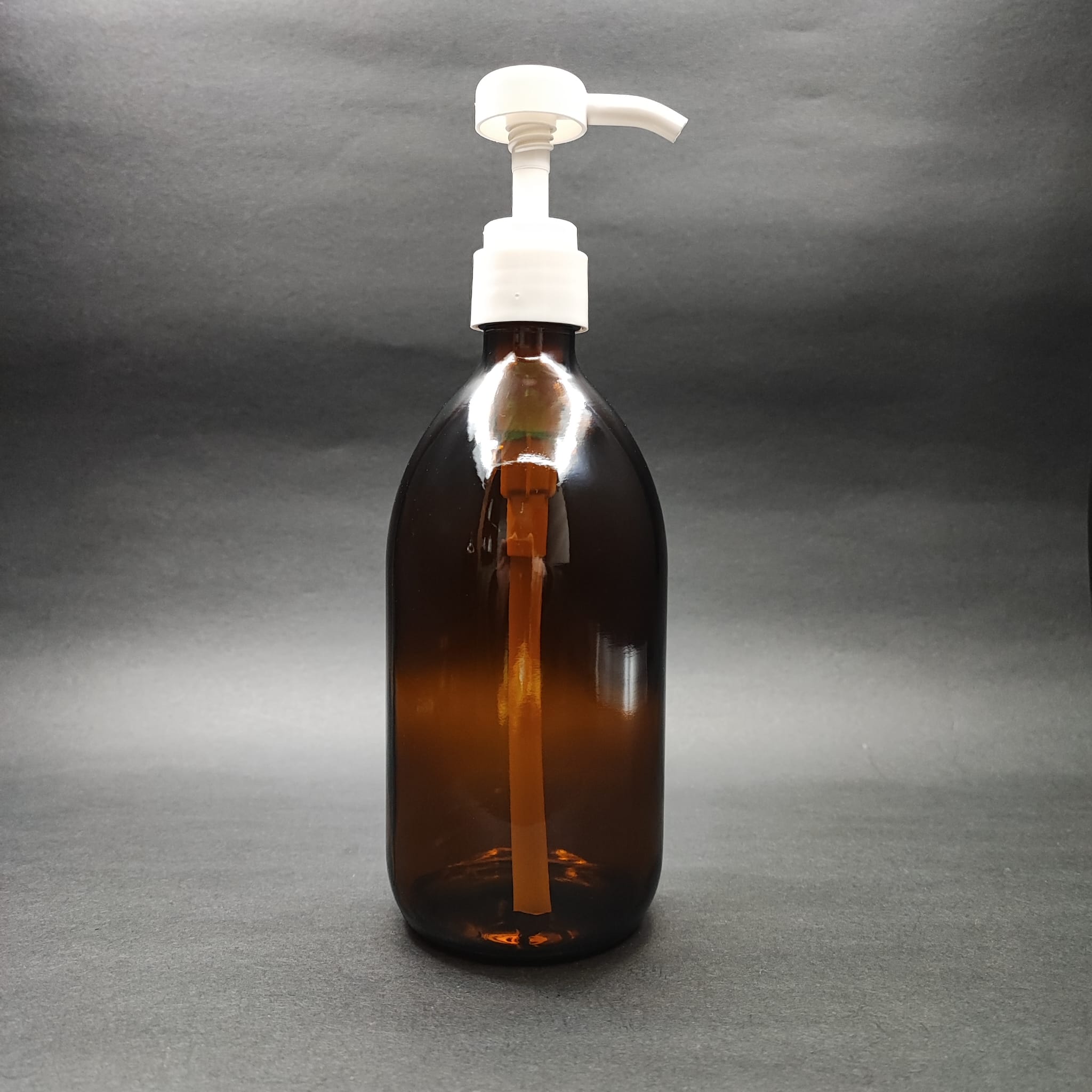 500 CC AMBER CAM ŞİŞE - BEYAZ DOZAJ POMPALI (HER BASMADA 4 CC SIVI ATAR)  - 500 ML POMPALI ŞİŞE - ŞURUP, ŞAMPUAN, KREM GİBİ YOĞUN KIVAMLI SIVILARDA KULLANILIR