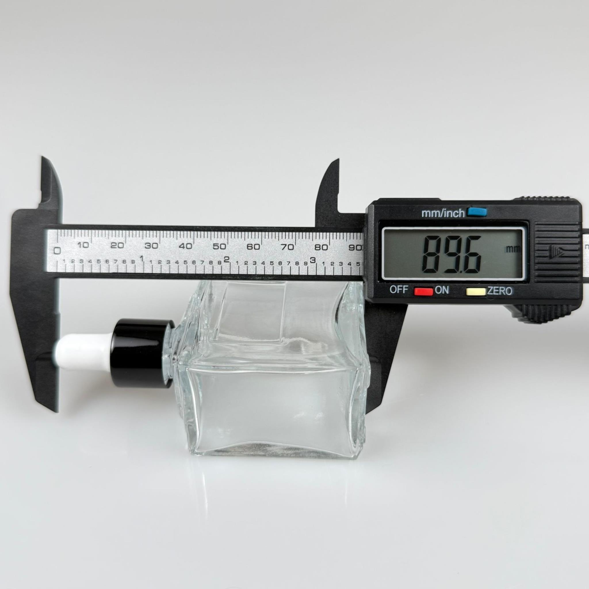 50 CC KÖŞELİ PRİZMA PRESTİJLİ CAM DAMLALIKLI ŞİŞE - BEYAZ EMZİK - SİYAH METALİK KAPAK - 50 ML CAM DAMLALIKLI ŞİŞE - DAMLALIKLI BOŞ ŞİŞE