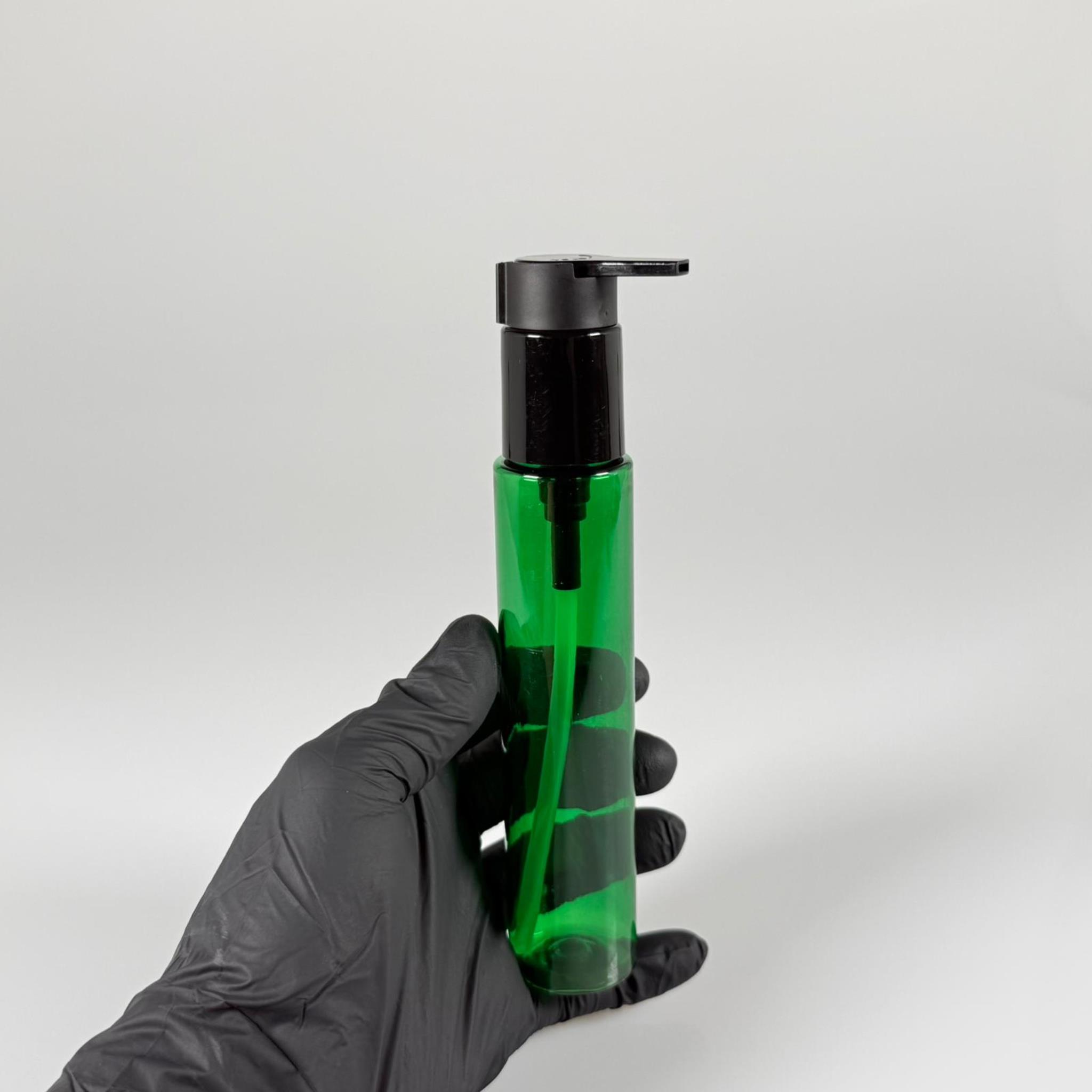 100 CC UZUN SİLİNDİR YEŞİL PET ŞİŞE (24 GR)  - SİYAH XAVİER POMPALI - 100 ML BİBERİYE SUYU, LAVANTA YAĞI, SAÇ SERUM, TONİK VB İÇİN PLASTİK KOZMETİK AMBALAJLARI