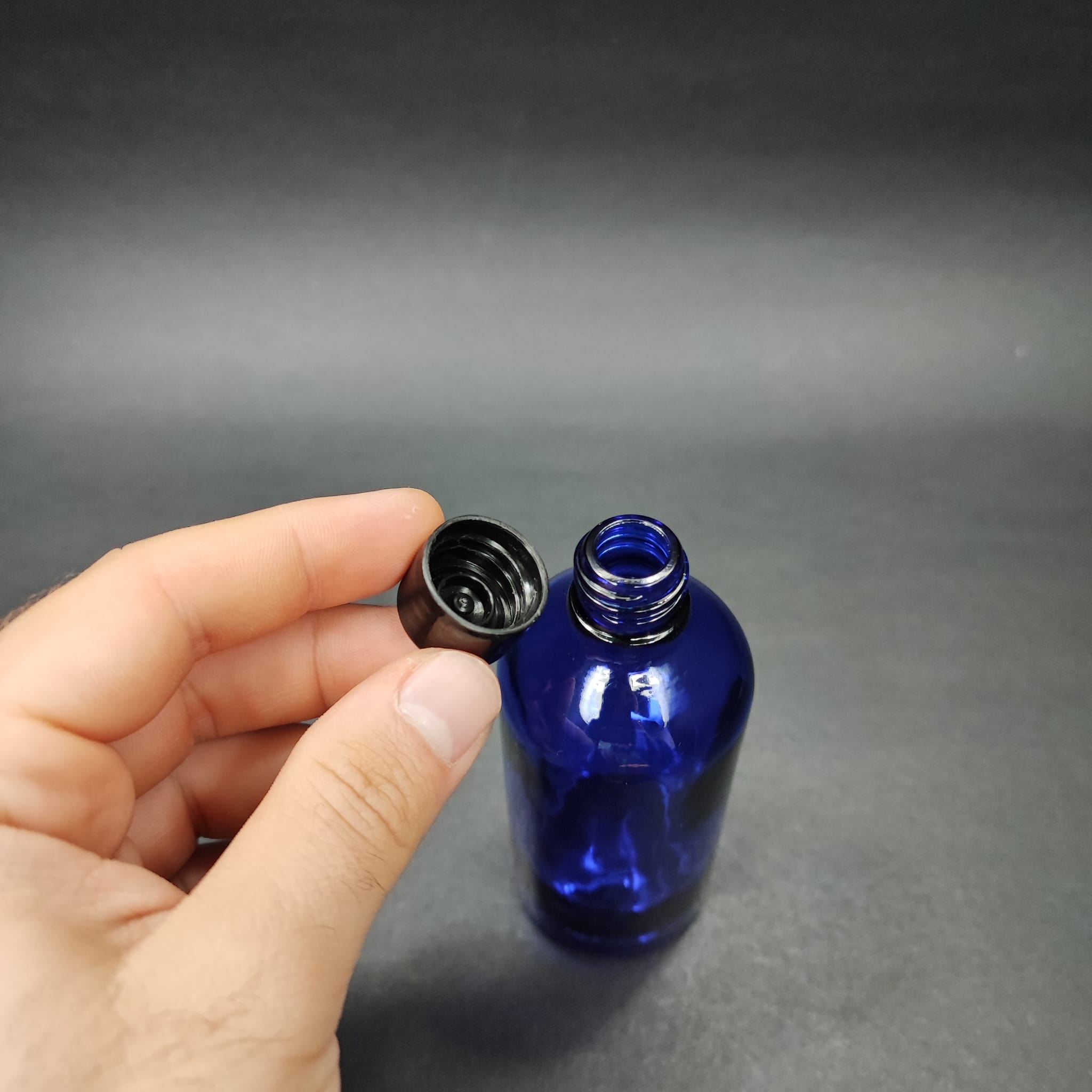 100 CC MAVİ CAM ŞİŞE + KENDİNDEN CONTALI SIZDIRMAZ SİYAH KAPAK - 100 ML KAPAKLI CAM ŞİŞE