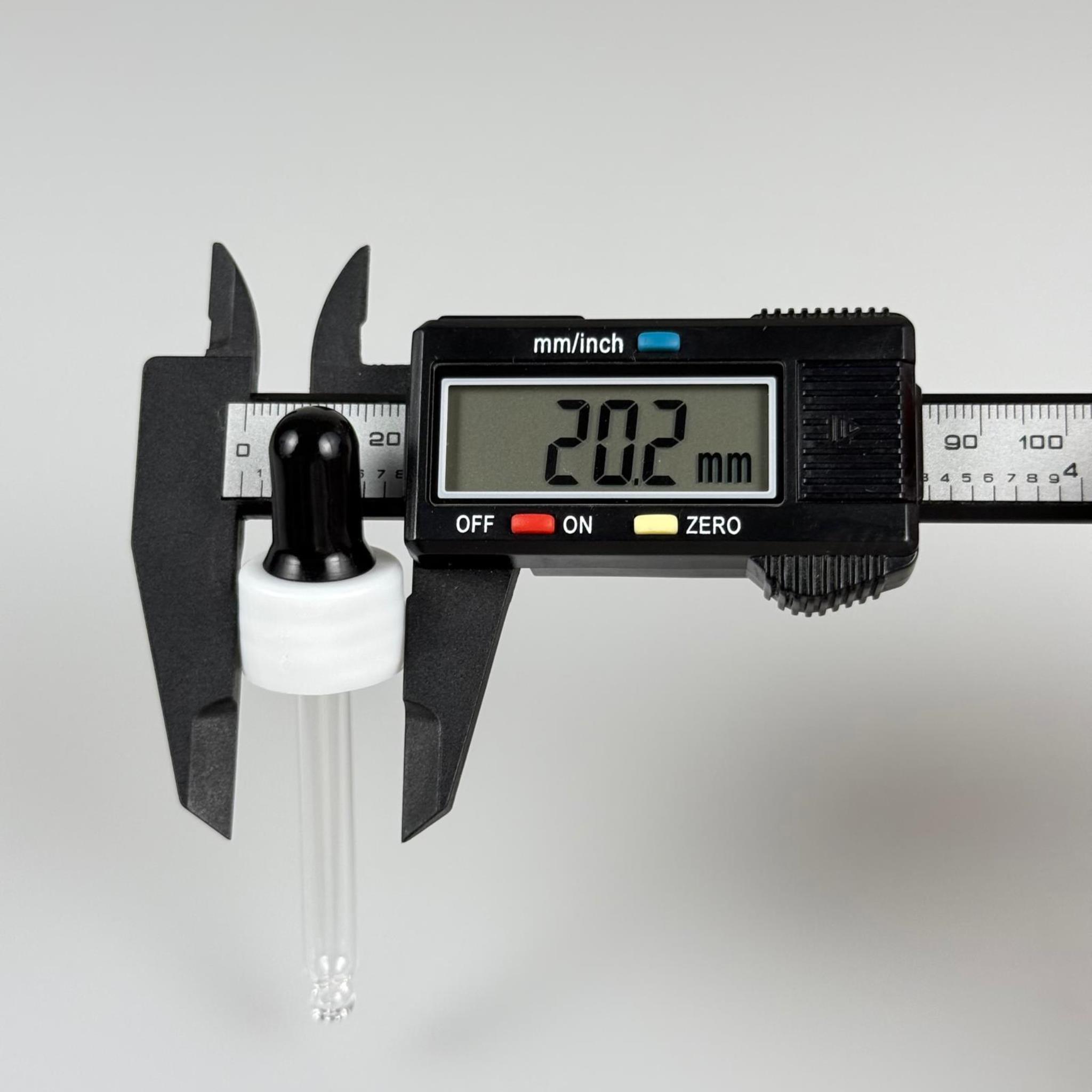 18 MM CAM DAMLALIKLI TAKIM - SİYAH EMZİK +  DELİKLİ PLASTİK DÜZ BEYAZ KAPAK + 65 MM CAM PİPET