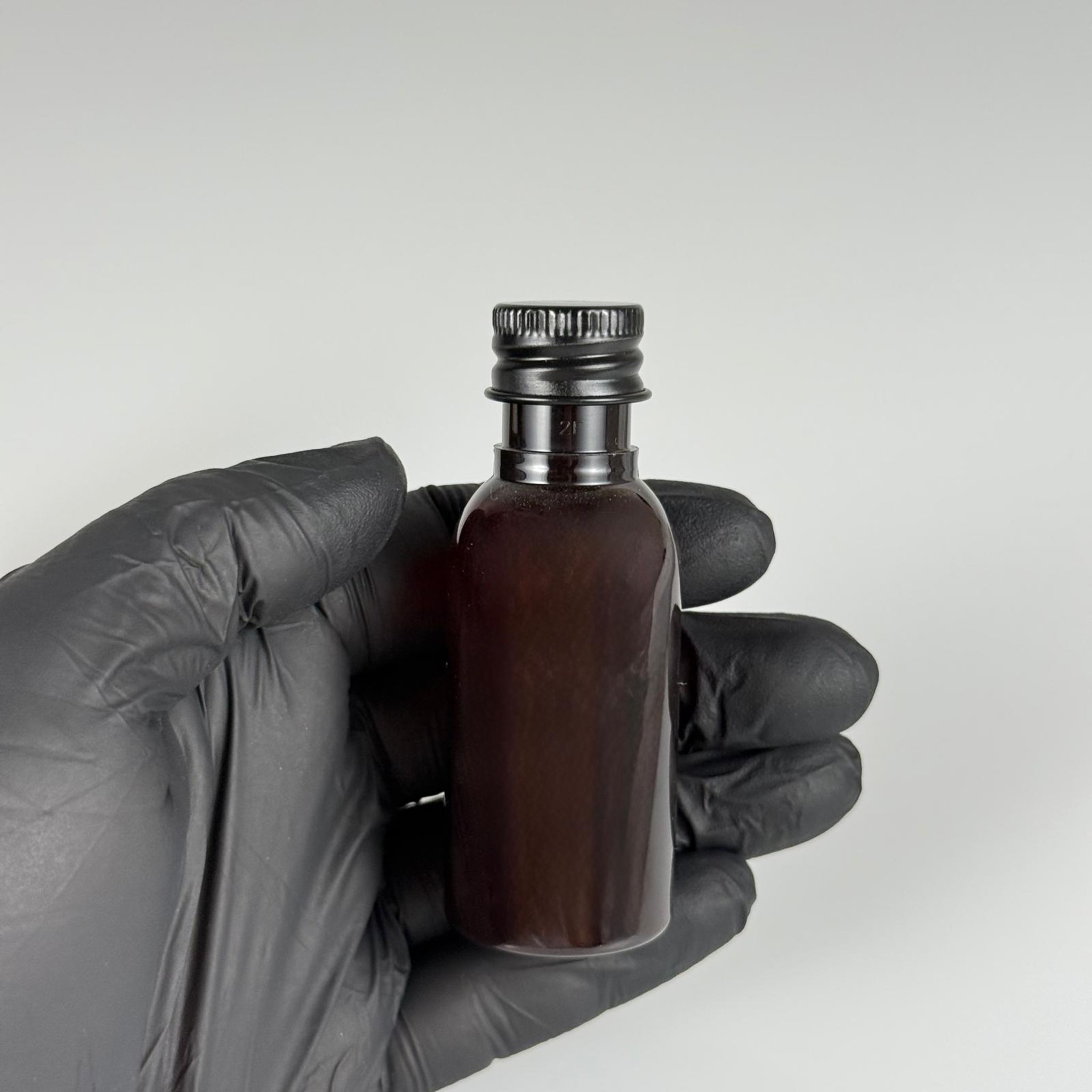 35 CC AMBER PET ŞİŞE - KÖPÜK CONTALI SİYAH ALÜMİNYUM METAL KAPAKLI + DAMLALIKLI KOLONYA TIPALI TAKIM - 35 ML KAHVERENGİ PET ŞİŞE
