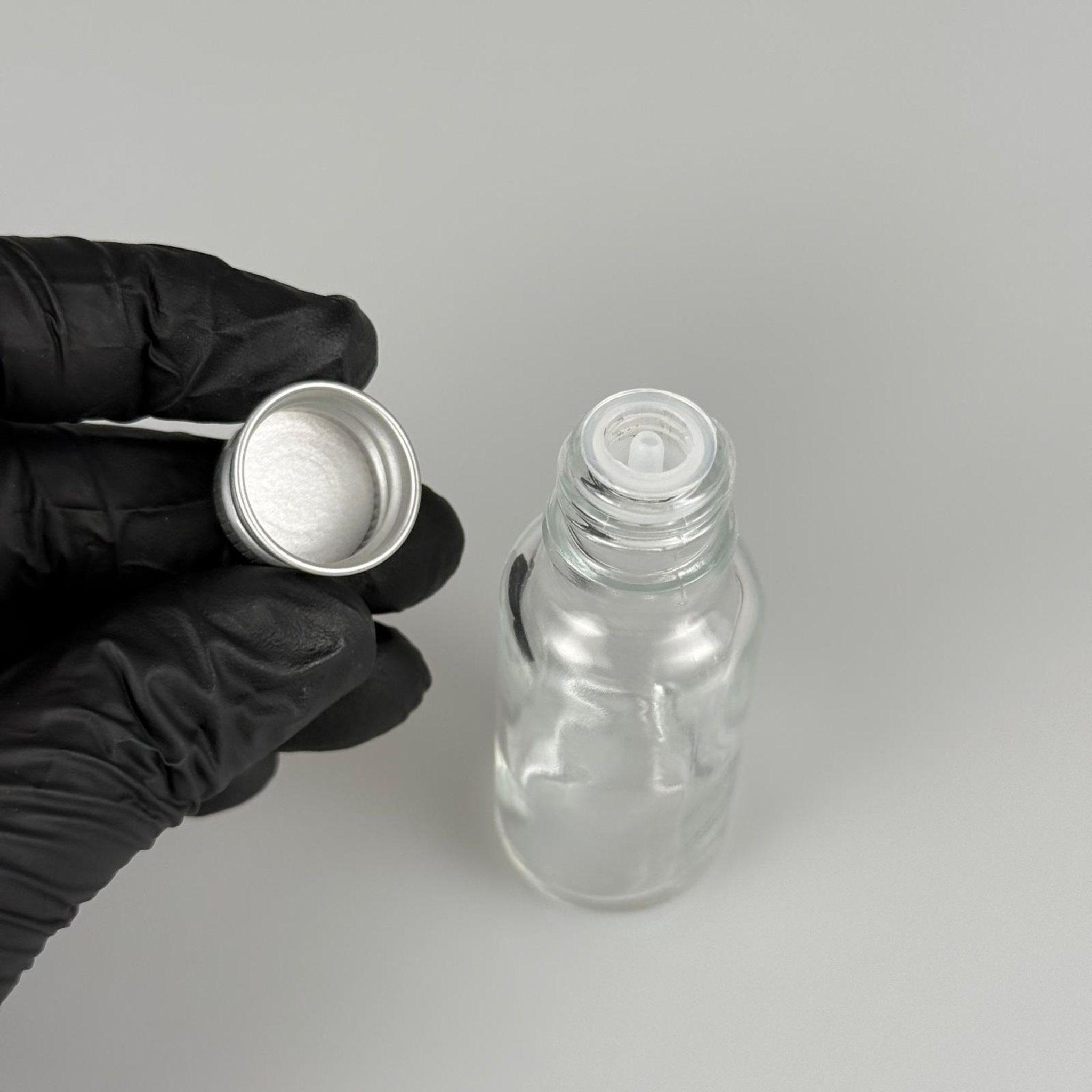 20 CC ŞEFFAF CAM ŞİŞE + KÖPÜK CONTALI GÜMÜŞ ALÜMİNYUM METAL KAPAKLI + DAMLALIKLI KOLONYA TIPALI TAKIM - 20 ML ŞEFFAF CAM ŞİŞE