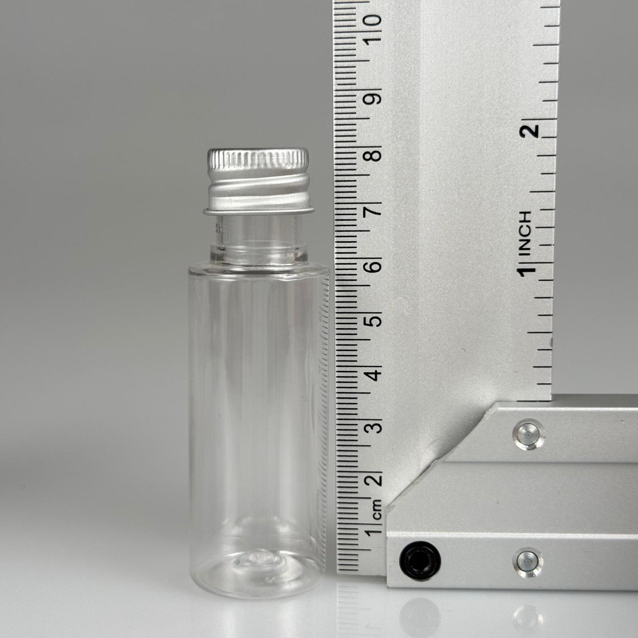 30 CC ŞEFFAF SİLİNDİR UZUN MODEL PET ŞİŞE + KÖPÜK CONTALI GÜMÜŞ ALÜMİNYUM METAL KAPAKLI + KÖR TIPALI TAKIM - 30 ML PLASTİK ŞİŞE