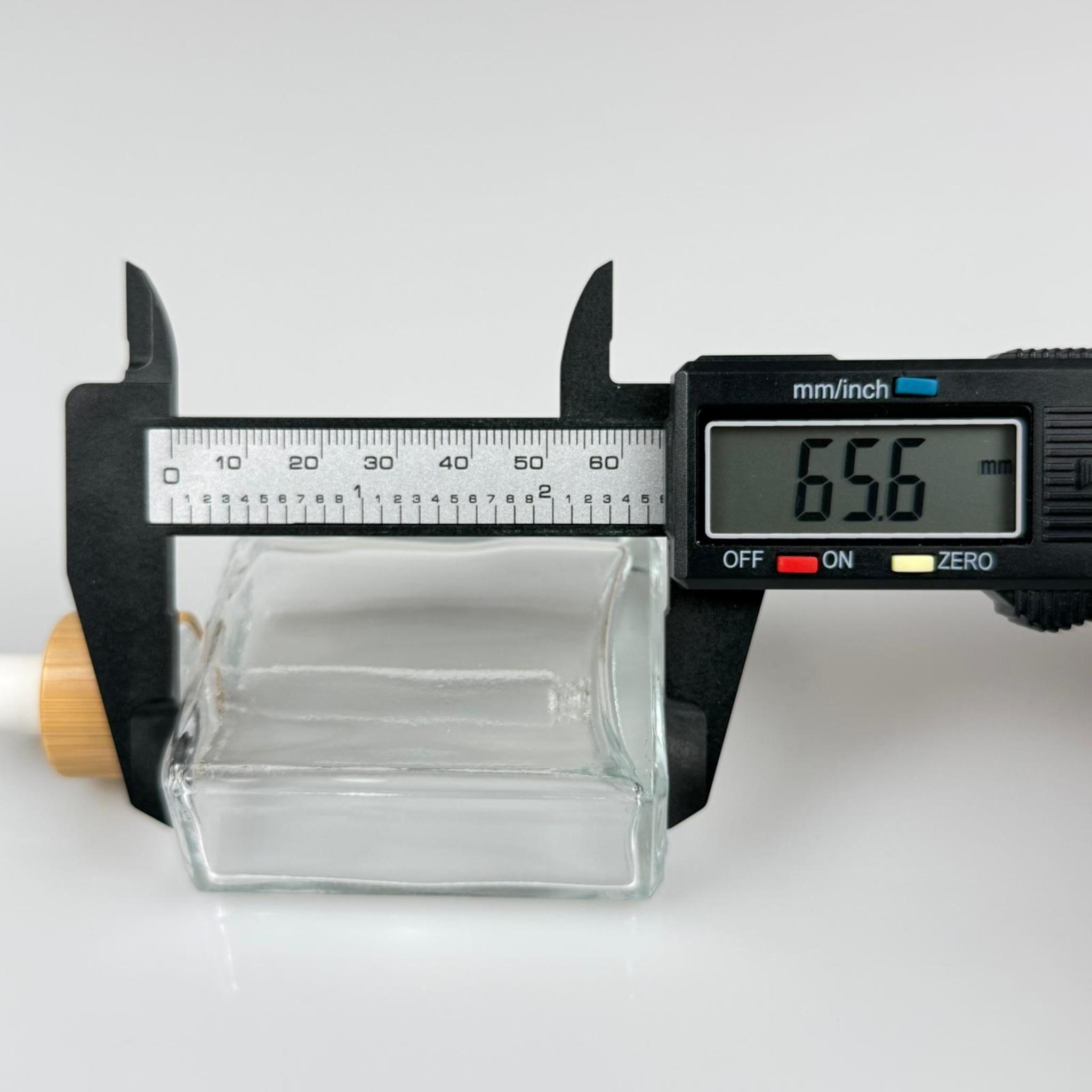 40 CC YASSI DİKDÖRTGEN KÖŞELİ KISA PRESTİJLİ CAM DAMLALIKLI ŞİŞE - BEYAZ EMZİK - AHŞAP BAMBU KAPAK - 40 ML CAM DAMLALIKLI ŞİŞE - DAMLALIKLI BOŞ ŞİŞE