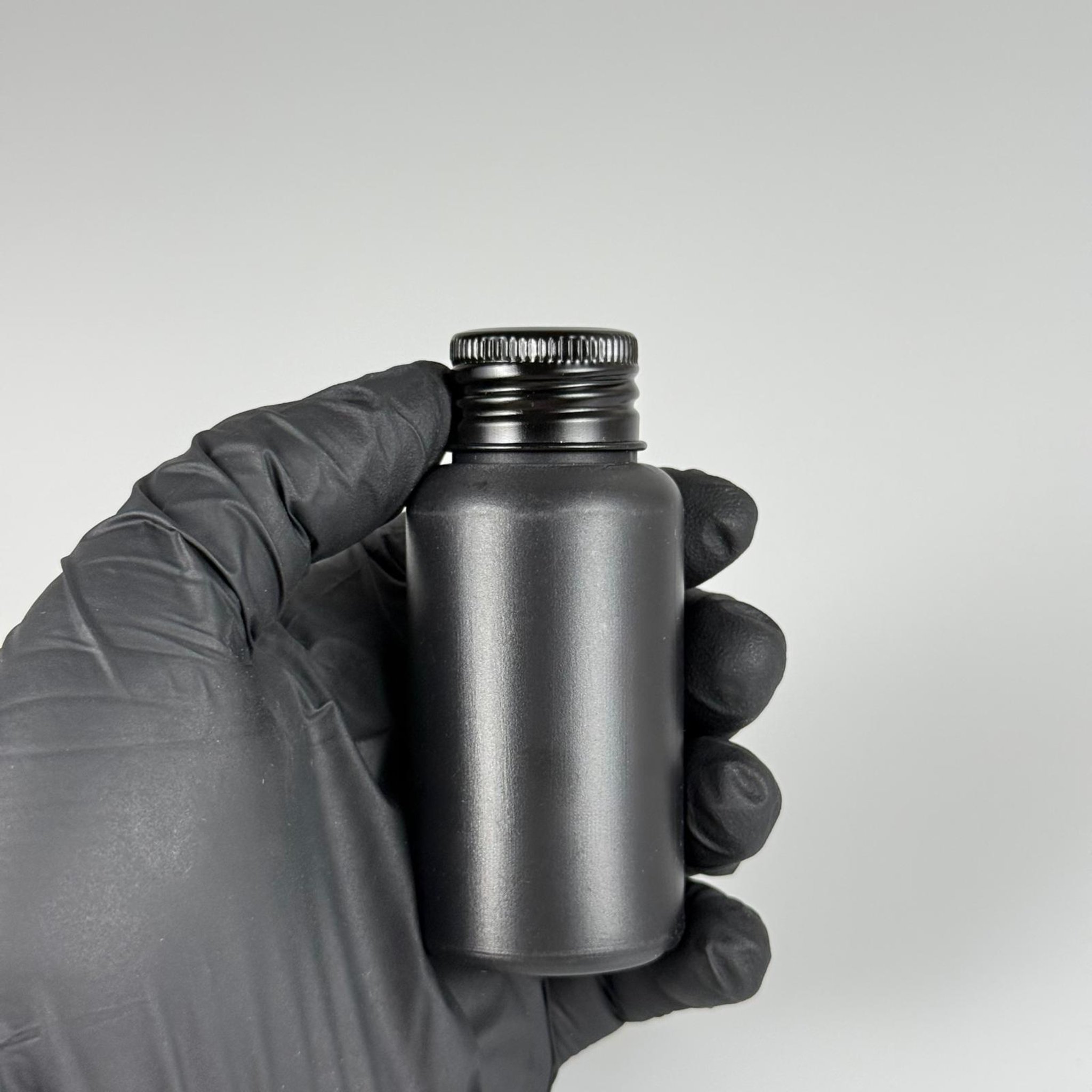 50 CC SİYAH POLİETİLEN PLASTİK ASETON ŞİŞESİ ( 24 AĞIZ ) + KÖPÜK CONTALI SİYAH METAL ALÜMİNYUM KAPAK TAKIM - 50 ML KAPAKLI SİYAH PLASTİK ŞİŞELER