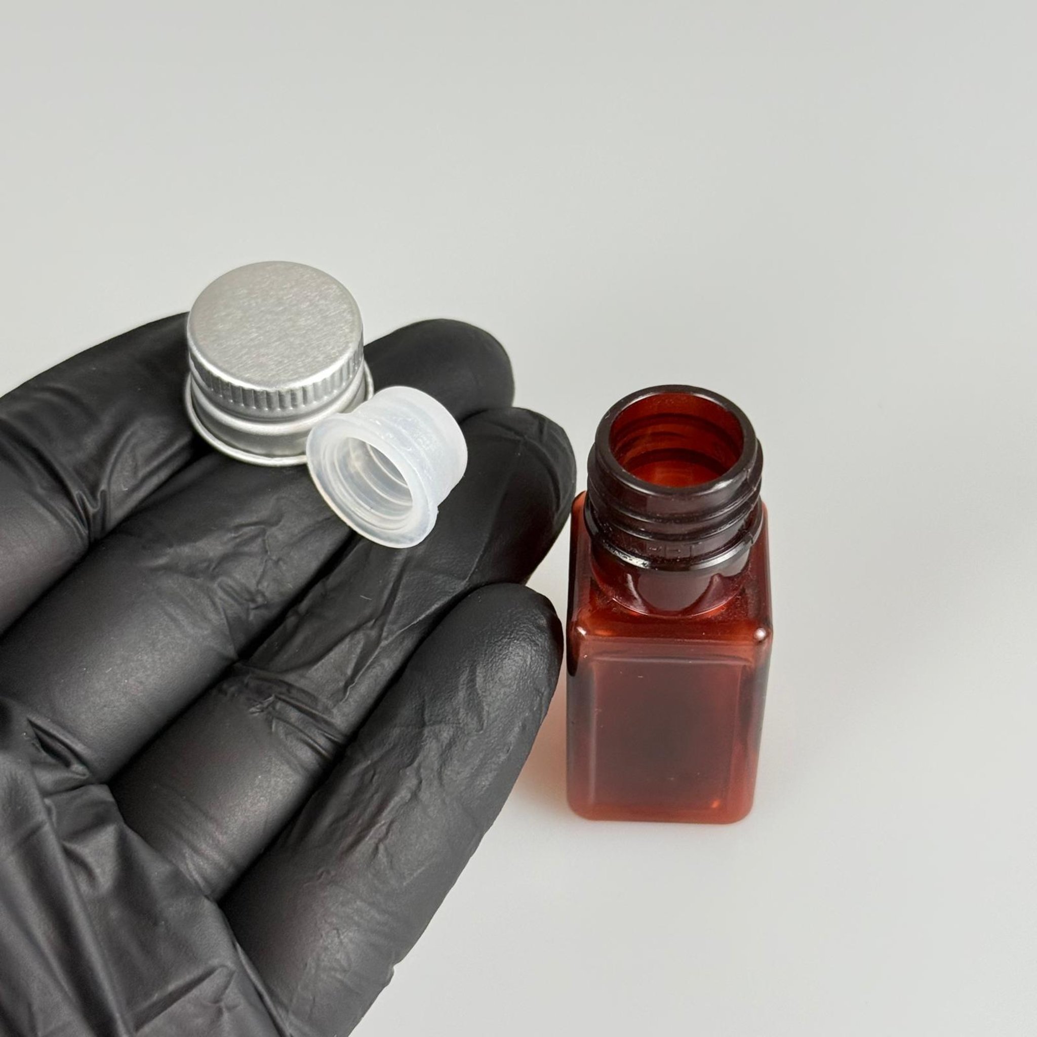 10 CC AMBER KARE PET SHOT ŞİŞE - KÖPÜK CONTALI GÜMÜŞ ALÜMİNYUM METAL KAPAKLI + KÖR TIPALI TAKIM - 10 ML KAHVERENGİ PLASTİK ŞİŞE