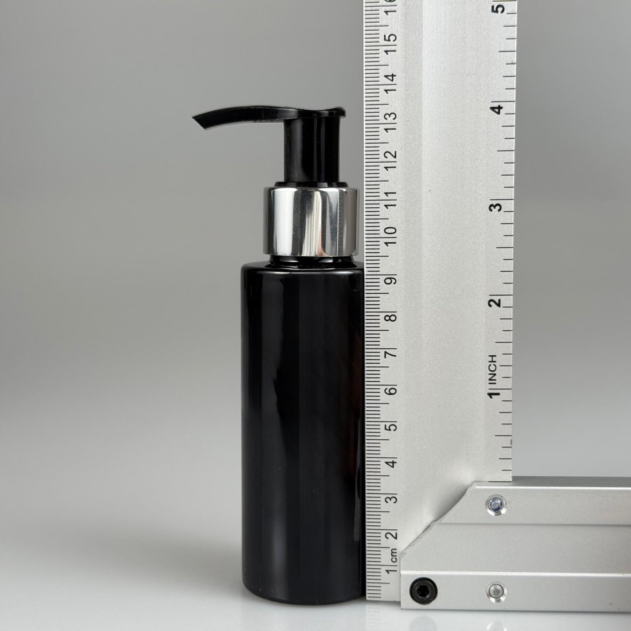 100 CC SİLİNDİR KESKİN KÜT MODEL SERT PET ŞİŞE - GÜMÜŞ POMPALI ( ÜSTÜ SİYAH ) - JEL, PEELING, SERUM, GÜNEŞ KREMİ GİBİ YOĞUN KIVAMLI SIVILAR İÇİN- AĞIZ ÇAPI 24 MM - SİYAH