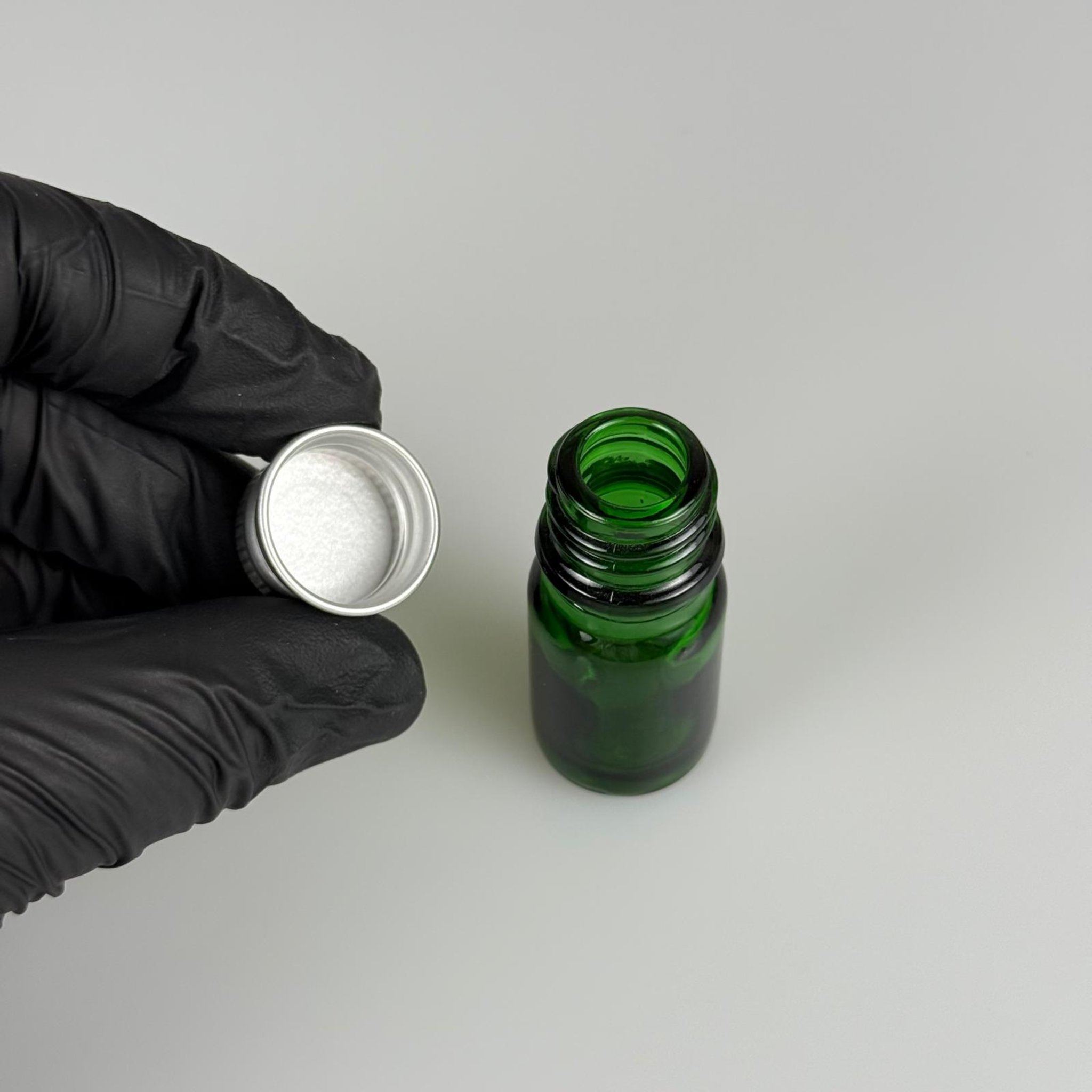 5 CC YEŞİL CAM ŞİŞE + KÖPÜK CONTALI GÜMÜŞ ALÜMİNYUM METAL KAPAKLI TAKIM - 5 ML YEŞİL CAM ŞİŞE