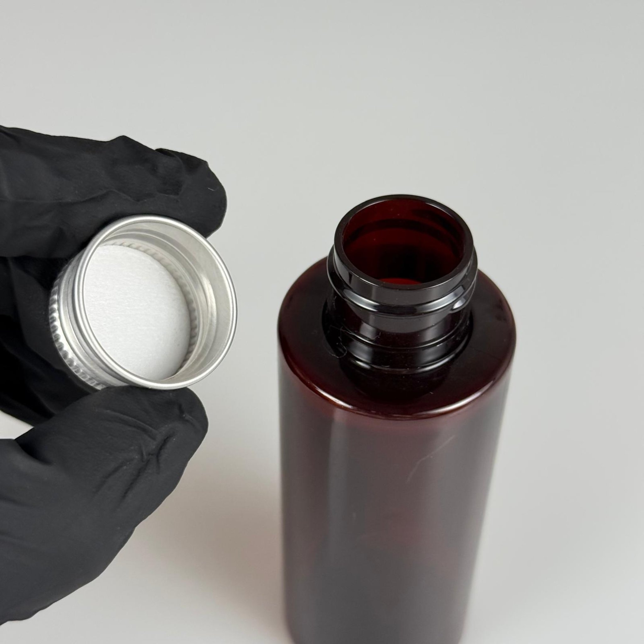 100 CC AMBER SİLİNDİR KESKİN KÜT MODEL SERT PET ŞİŞE (17 GR - 24 AĞIZ ) + KÖPÜK CONTALI GÜMÜŞ METAL ALÜMİNUM KAPAKLI TAKIM - 100 ML KAPAKLI AMBER PLASTİK ŞİŞELER