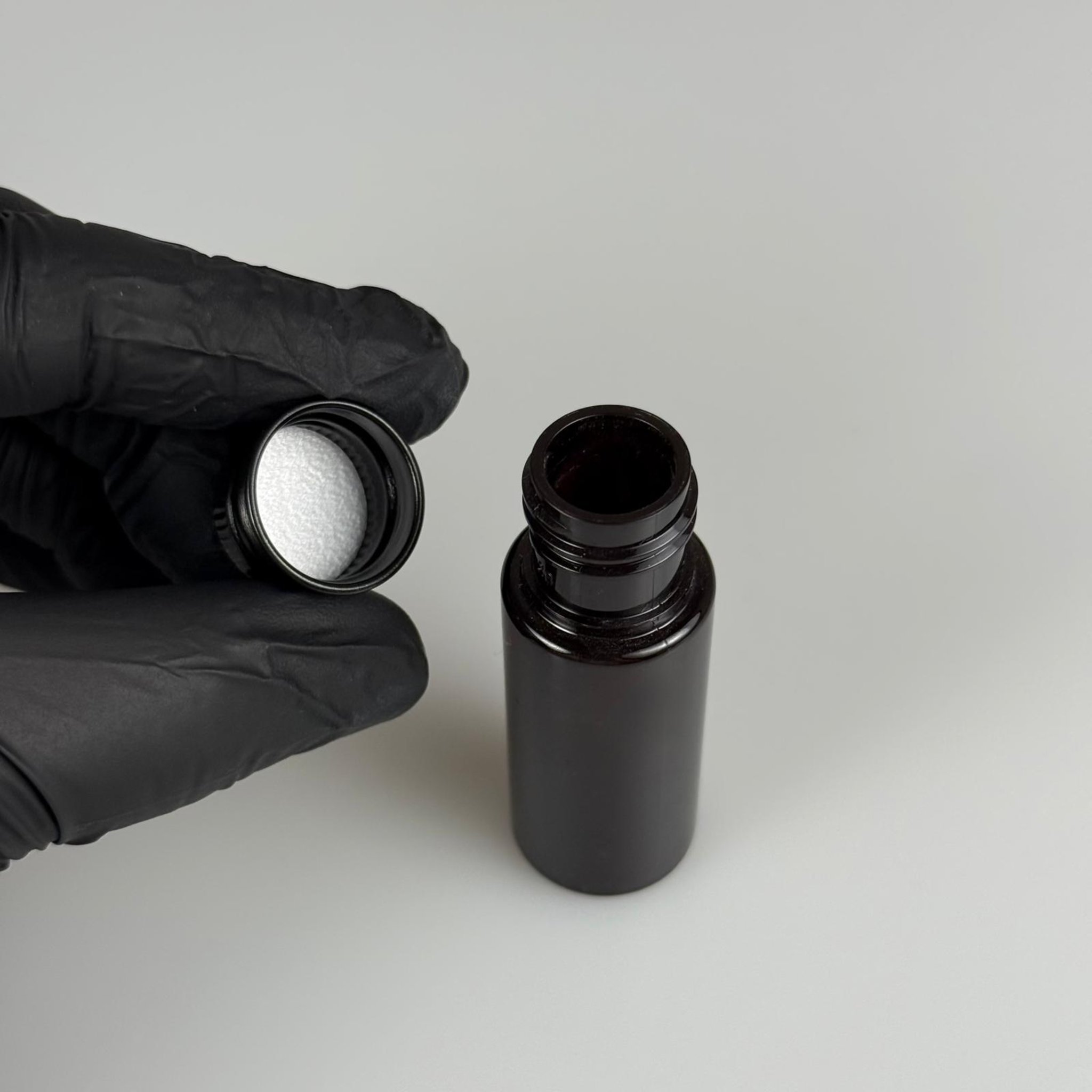 15 CC AMBER SİLİNDİR PET ŞİŞE + KÖPÜK CONTALI SİYAH ALÜMİNYUM METAL KAPAKLI TAKIML - 15 ML KAHVERENGİ PET ŞİŞE