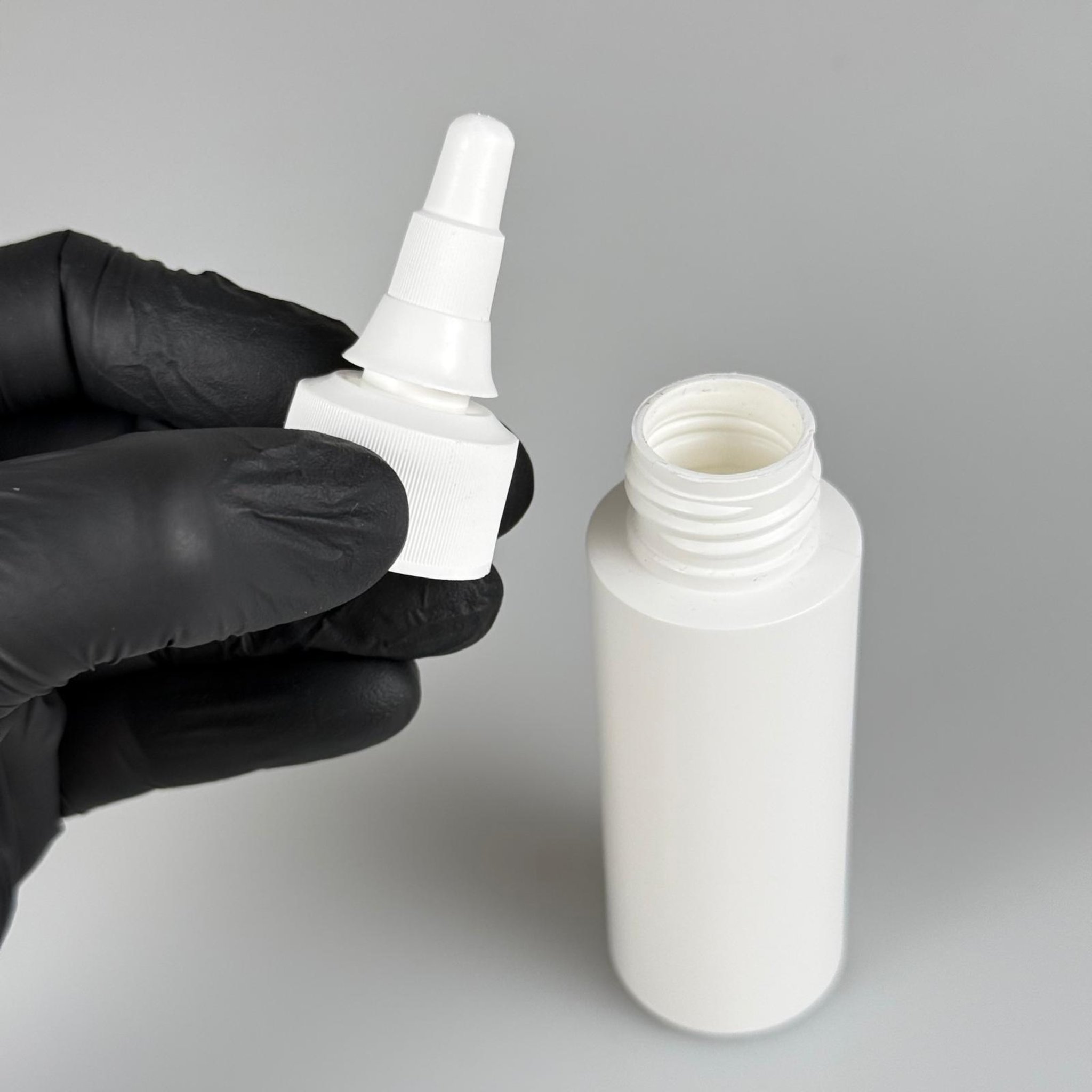 YAĞ, SOS, ACI SOS, SİRKE, SRIRACHA, MÜREKKEP, TUTKAL AKITICI VB BOŞ ŞİŞELERİ - BEYAZ SİVRİ ASANSÖR AKITICI KAPAK + 50 ML BEYAZ POLİETİLEN PLASTİK ŞİŞE TAKIM