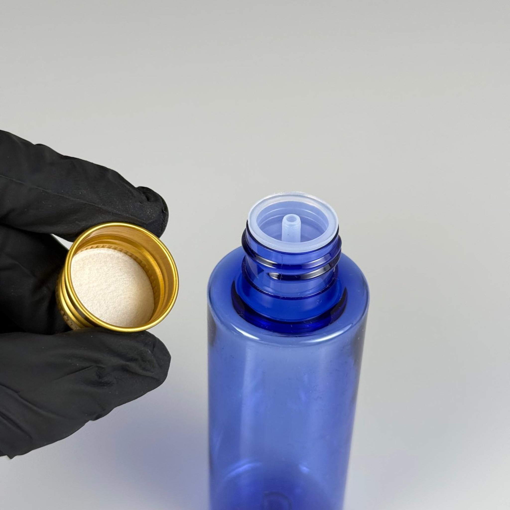 100 CC MAVİ SİLİNDİR KESKİN KÜT MODEL SERT PET ŞİŞE (17 GR - 24 AĞIZ ) + KÖPÜK COMTALI GOLD METAL ALÜMİNYUM KAPAK + KOLONYA TIPALI TAKIM - 100 ML KAPAKLI MAVİ PET ŞİŞELER