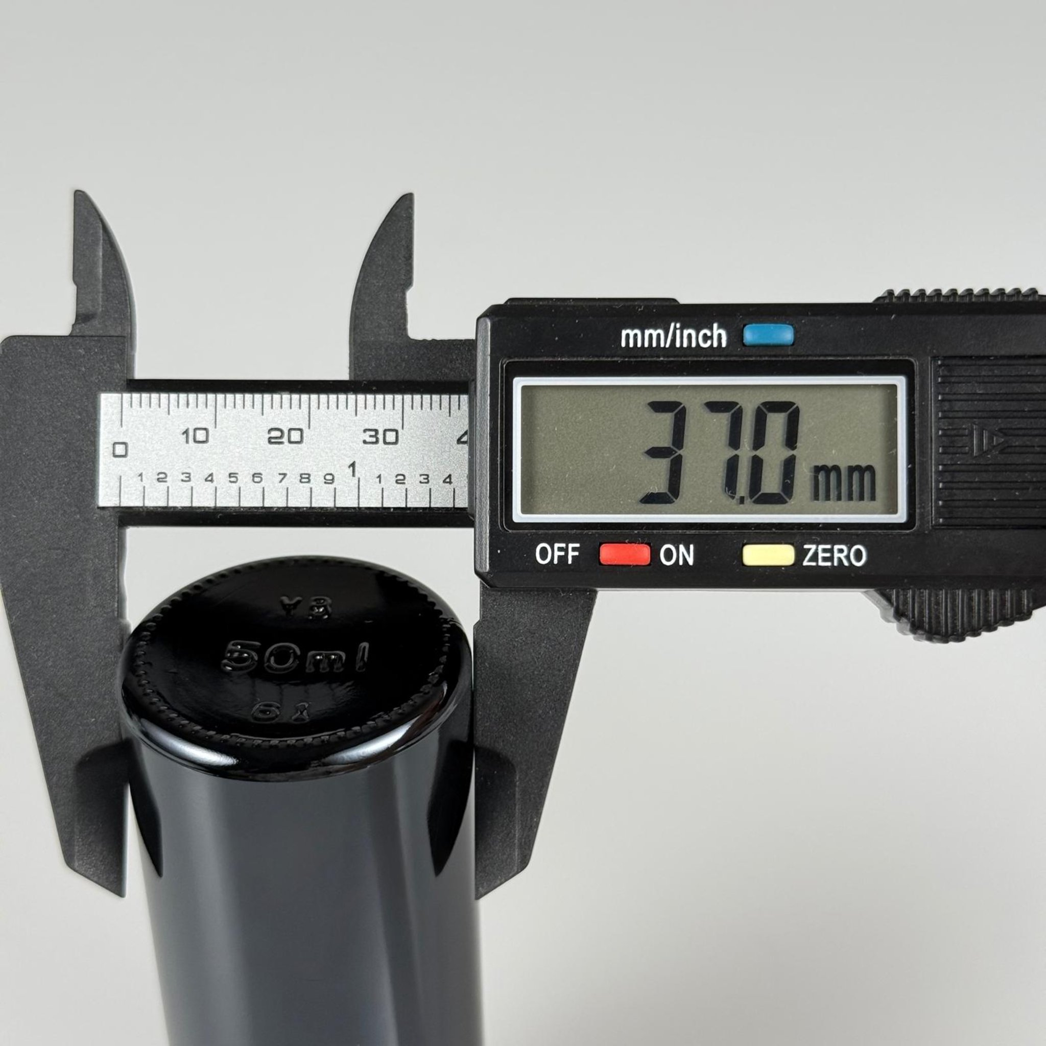50 CC SİYAH CAM ŞİŞE + KÖPÜK CONTALI GÜMÜŞ ALÜMİNYUM METAL KAPAKLI + KÖR TIPALI TAKIM - 50 ML SİYAH CAM ŞİŞE