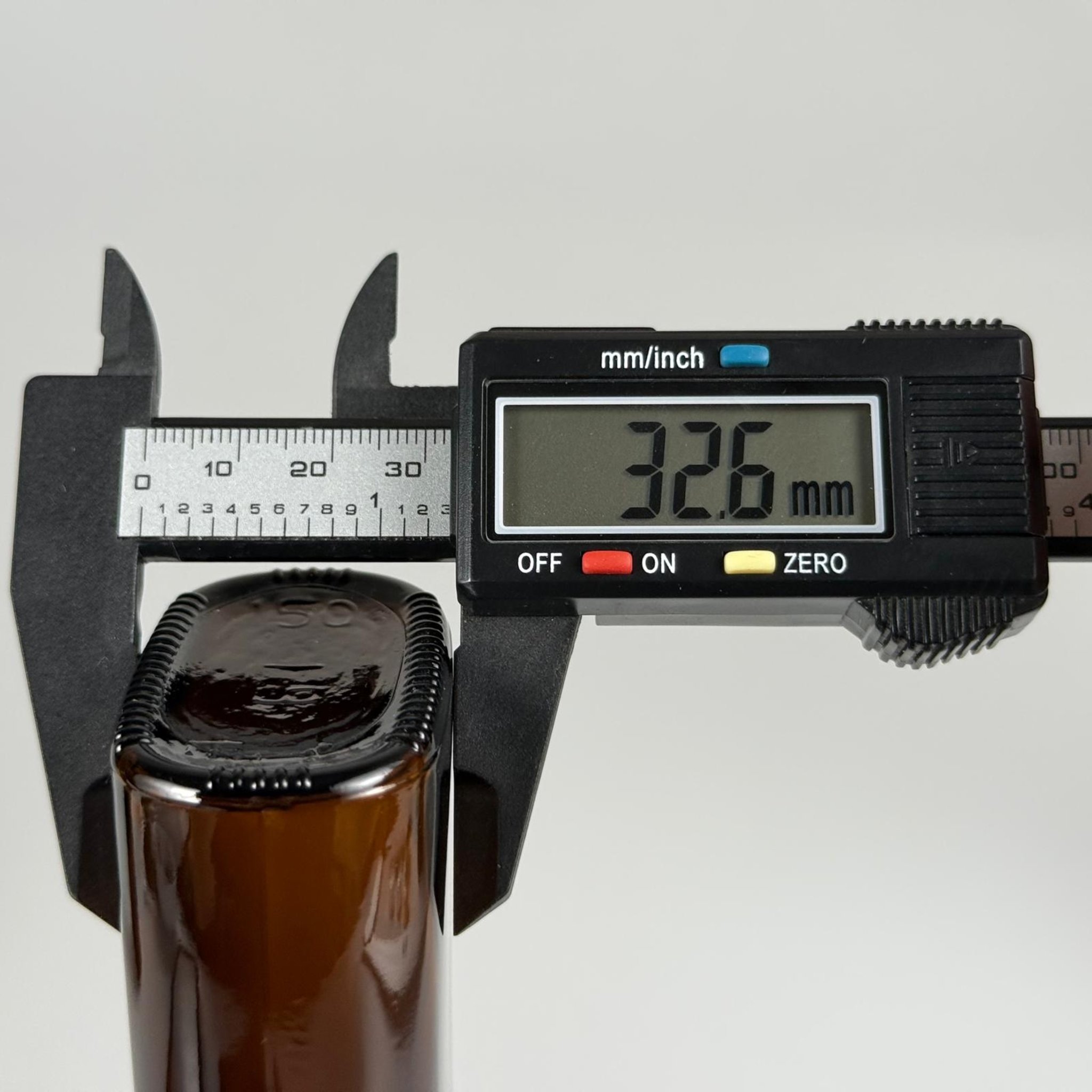 150 CC YASSI AMBER CAM ŞİŞE - ALÜMİNYUM KAPLAMALI GÜMÜŞ KAPAKLI + KÖR TIPALI TAKIM - 150 ML KAHVERENGİ CAM ŞİŞE