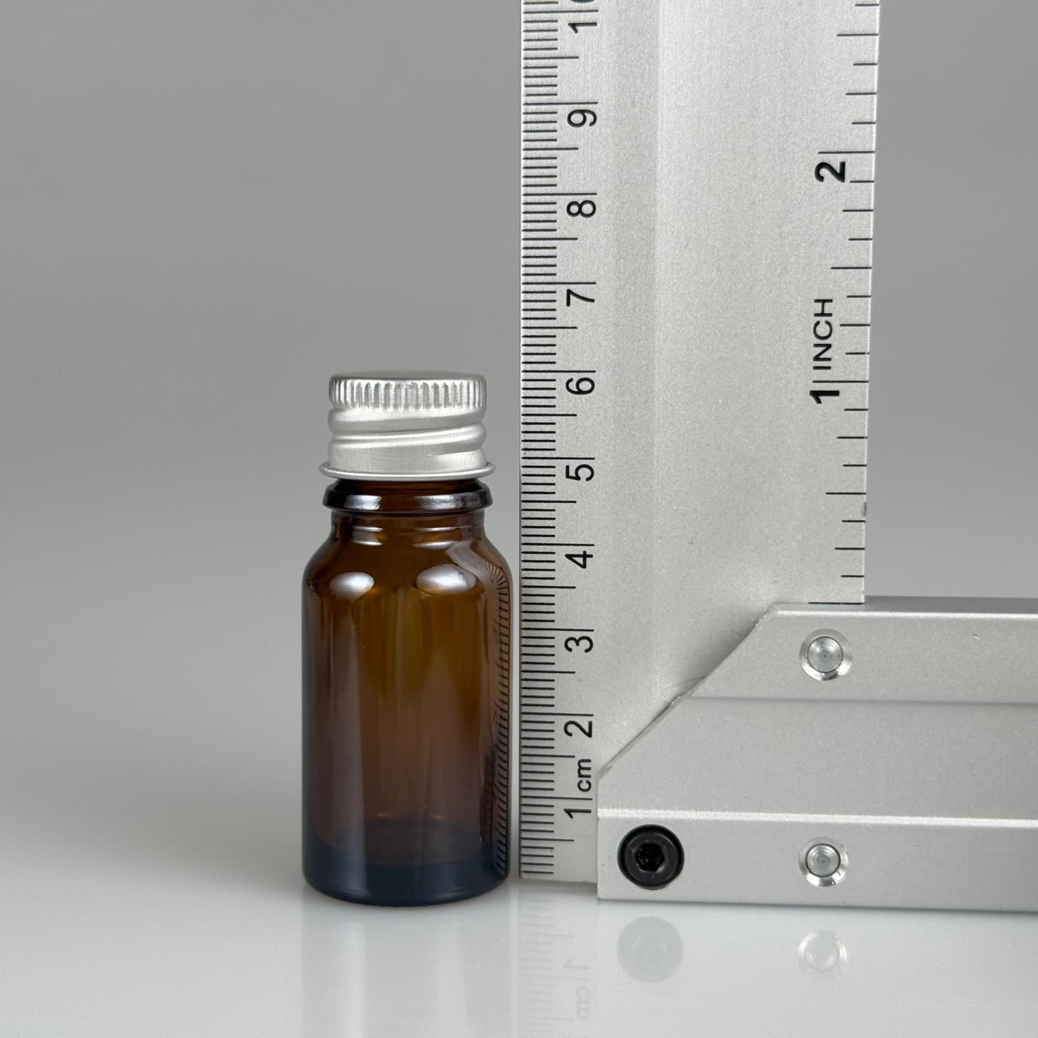 10 CC AMBER CAM ŞİŞE + KÖPÜK CONTALI GÜMÜŞ ALÜMİNYUM METAL KAPAKLI + KÖR TIPALI TAKIM - 10 ML KAHVERENGİ CAM ŞİŞE