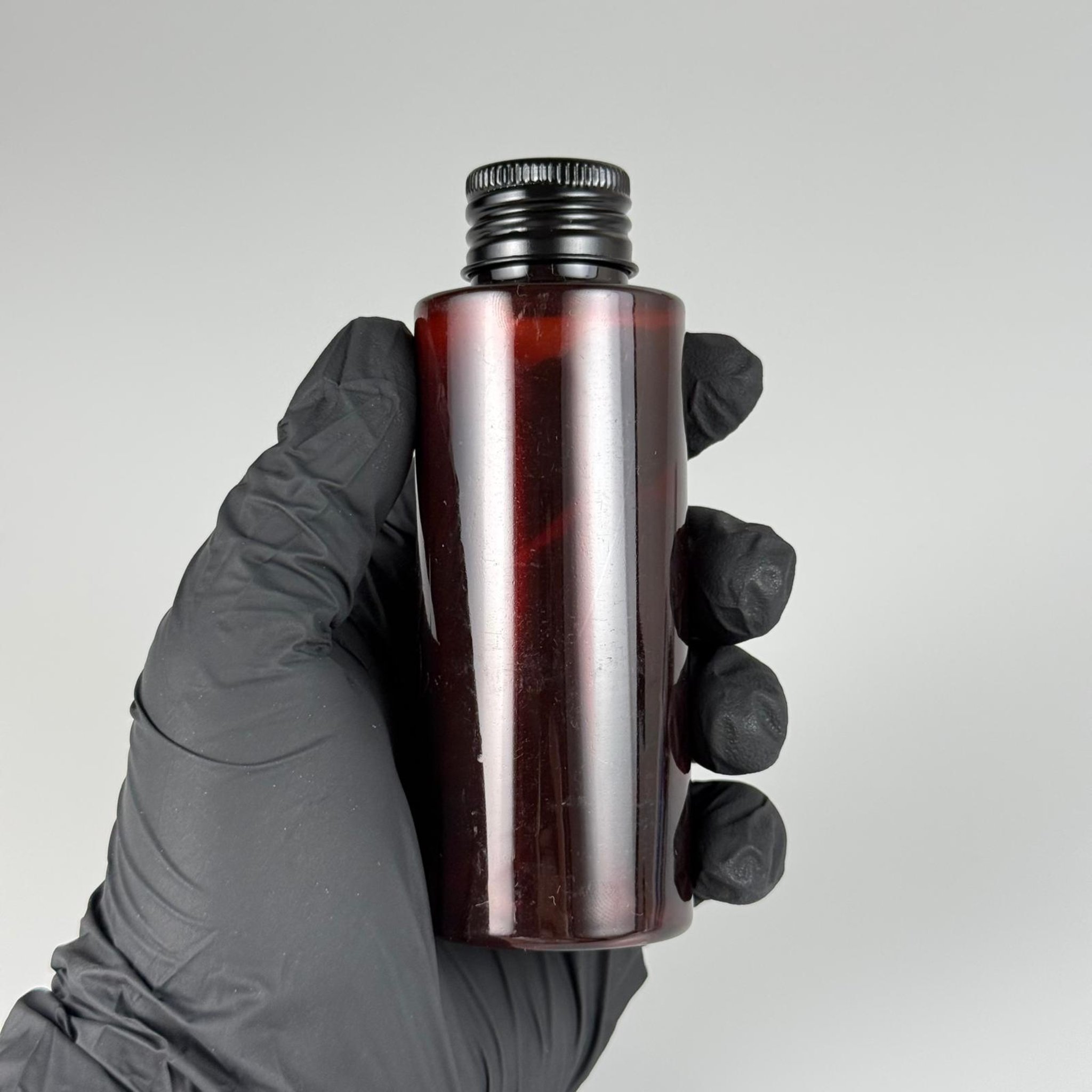 100 CC AMBER SİLİNDİR KESKİN KÜT MODEL SERT PET ŞİŞE (17 GR - 24 AĞIZ ) + KÖPÜK CONTALI SİYAH METAL ALÜMİNUM KAPAKLI TAKIM - 100 ML KAPAKLI AMBER PLASTİK ŞİŞELER