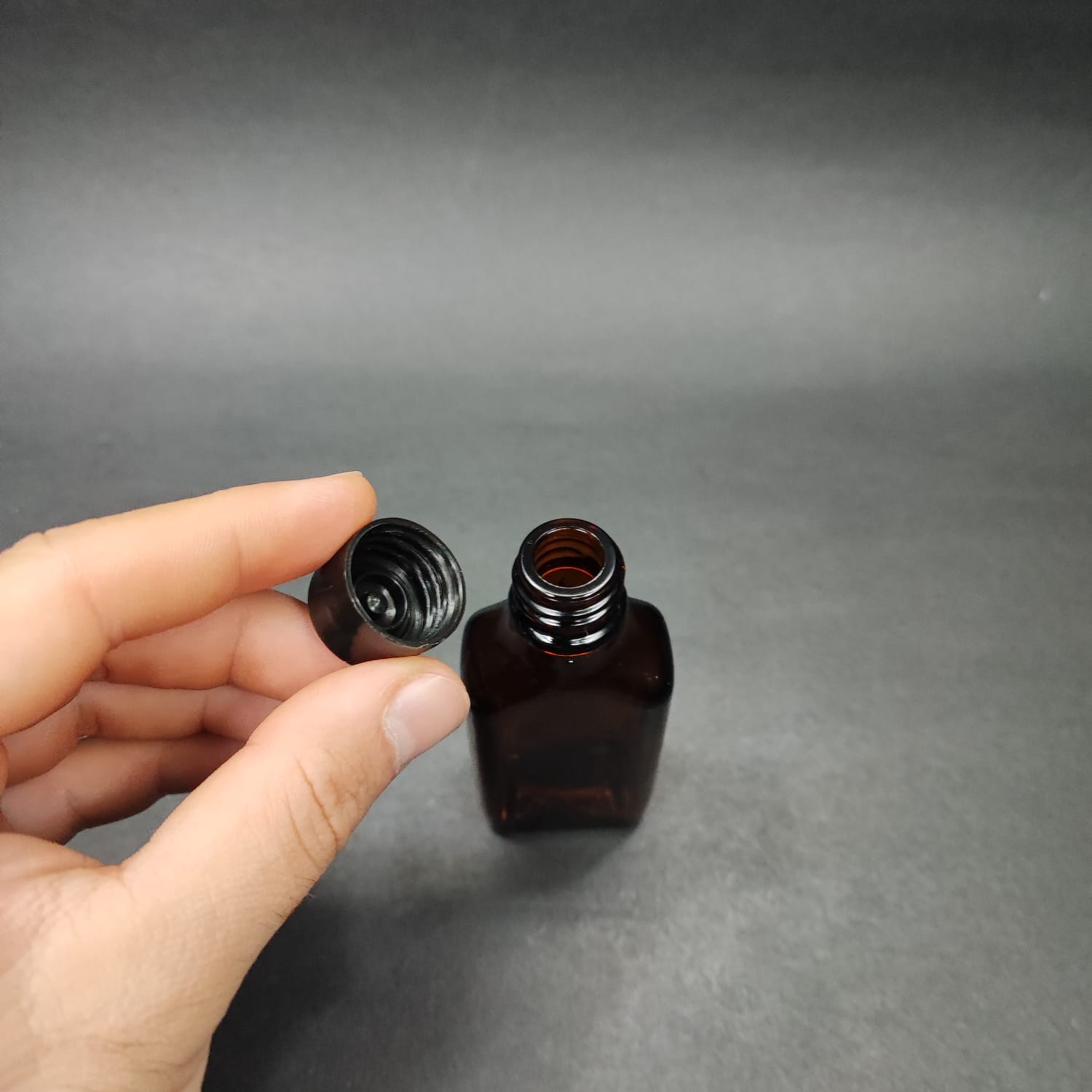 30 CC AMBER YASSI CAM ŞİŞE + KENDİNDEN CONTALI SIZDIRMAZ SİYAH KAPAK - 30 ML KAPAKLI CAM ŞİŞE