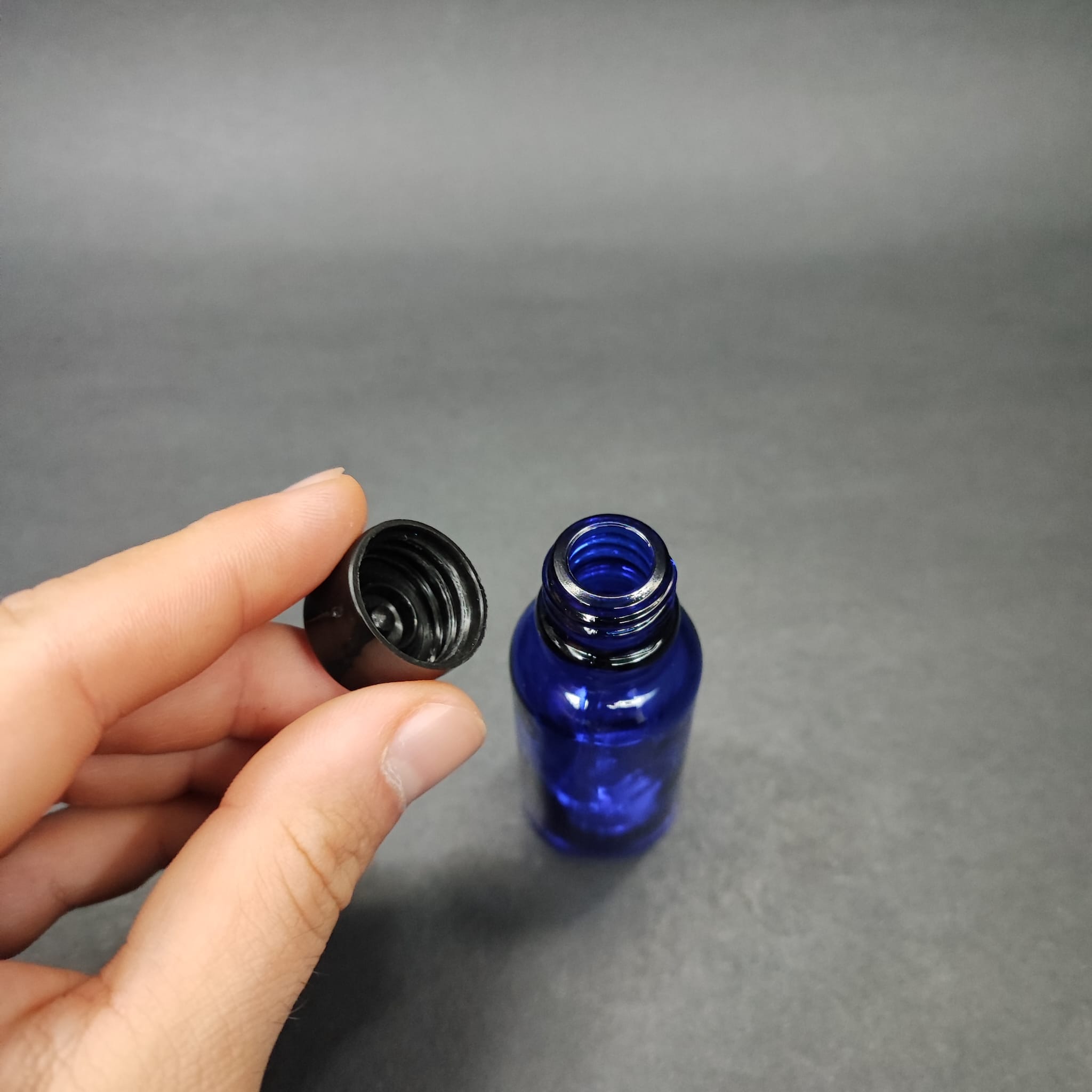 20 CC MAVİ CAM ŞİŞE + KENDİNDEN CONTALI SIZDIRMAZ SİYAH KAPAK - 20 ML KAPAKLI CAM ŞİŞE