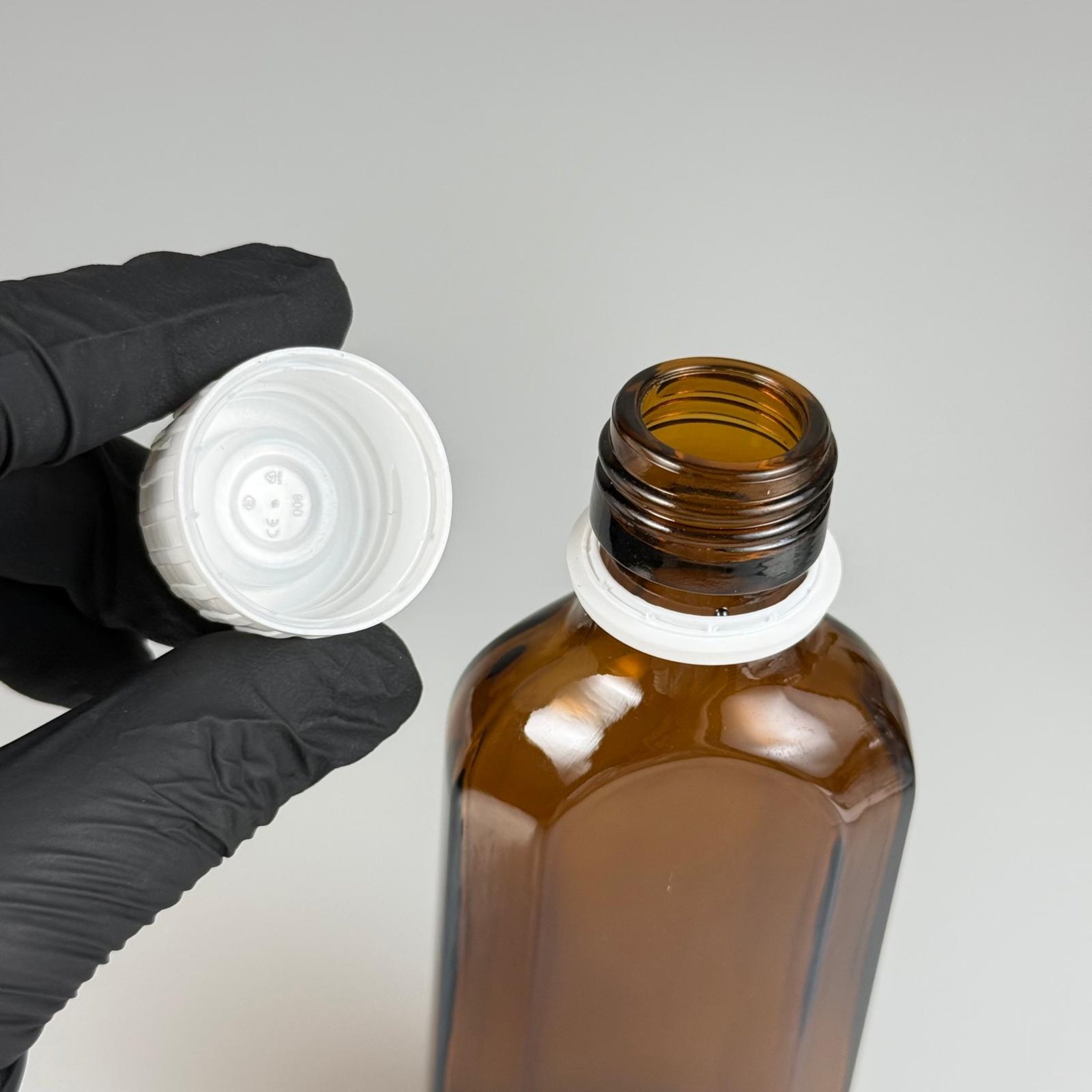 100 CC AMBER YASSI CAM ŞİŞE + BEYAZ KİLİTLİ ECZA KAPAK + 15 ML ÖLÇEK TAKIM 100 ML KAHVERENGİ YASSI MODEL CAM ŞİŞE