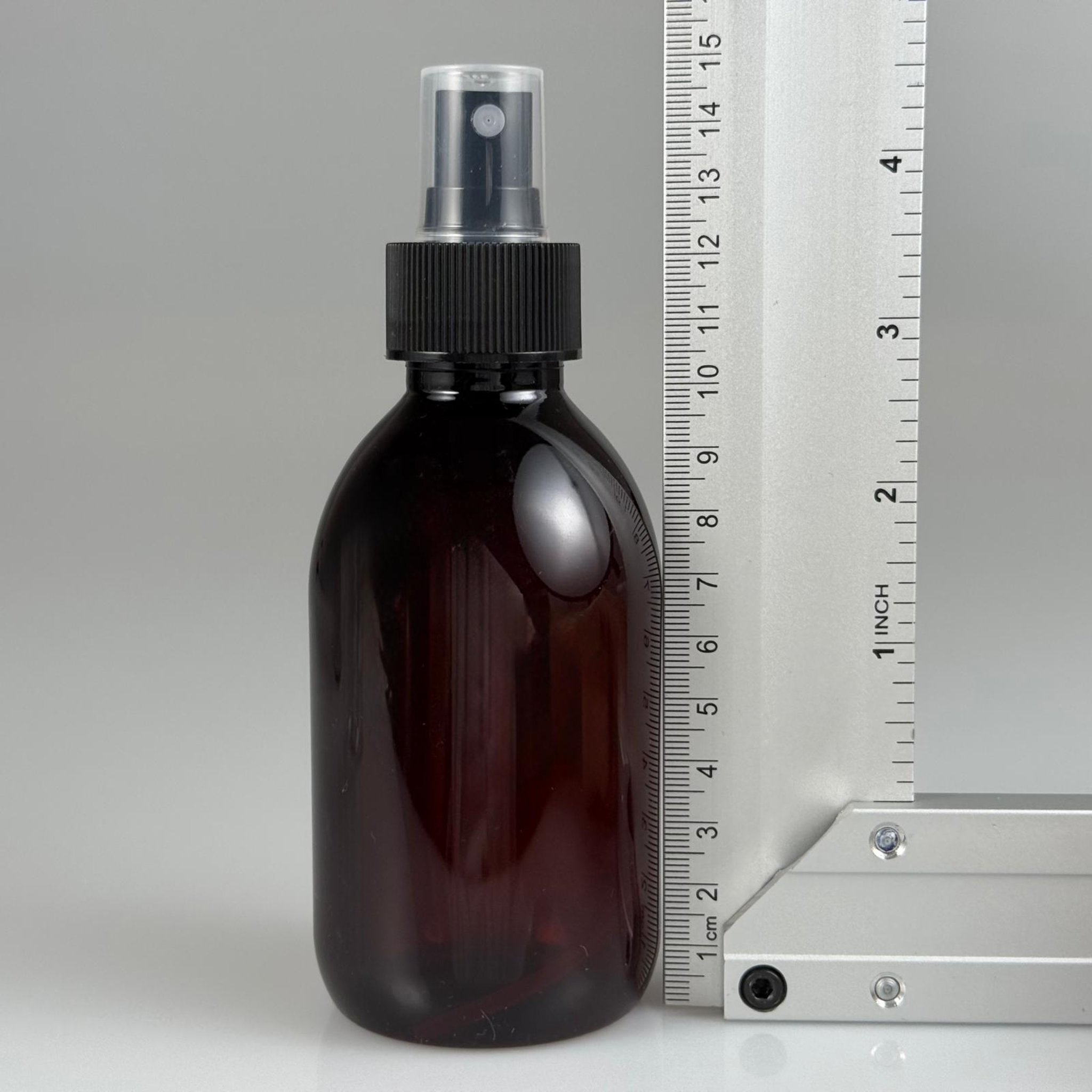 200 CC AMBER PET ECZA ŞİŞESİ - SİYAH PARMAK SPREYLİ - 200 ML KAHVERENGİ PLASTİK ŞURUP ŞİŞESİ (21 GR)