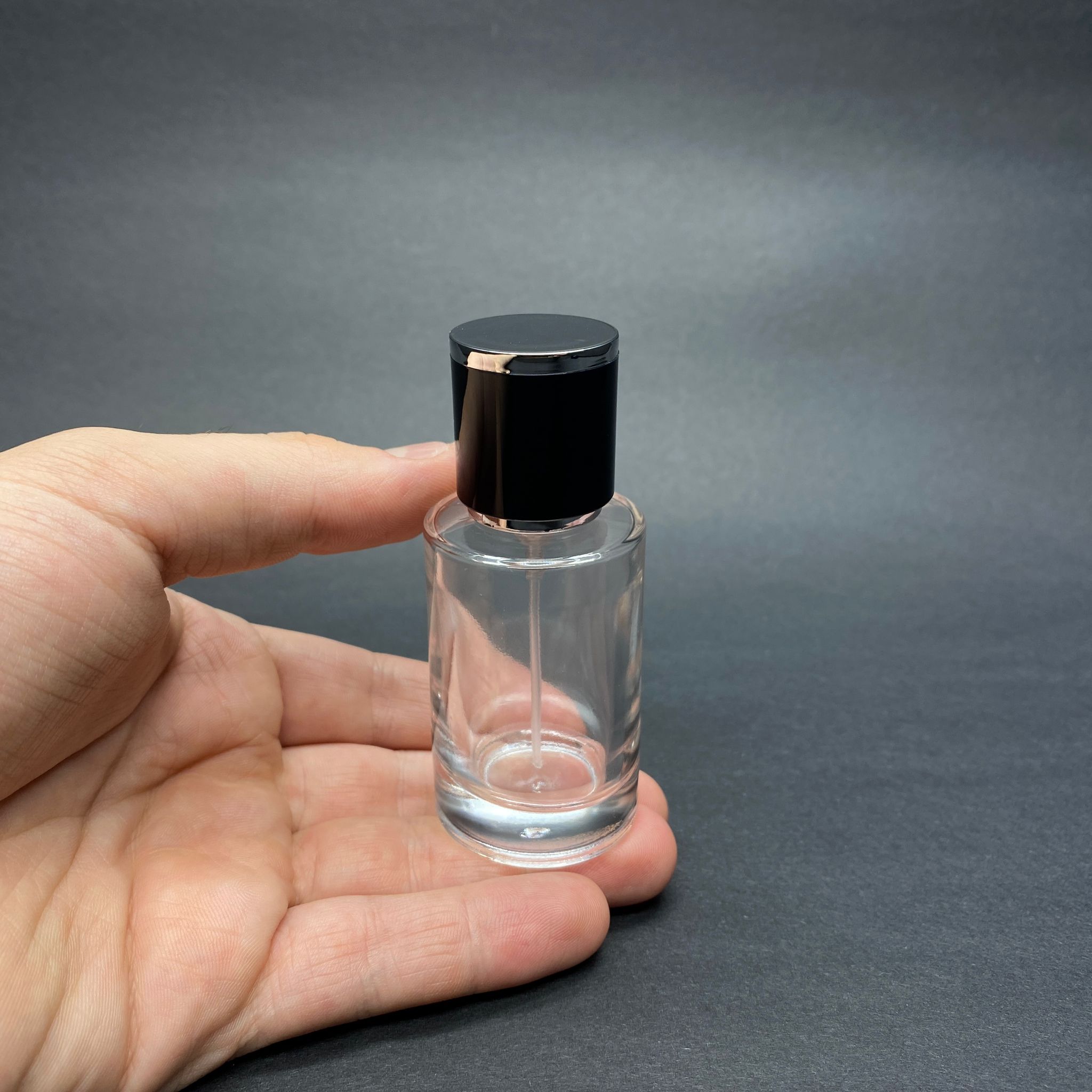 30 ML SİLİNDİR MODEL SAVAGE PARFÜM ŞİŞESİ - SİYAH METAL SPREYLİ + GÜMÜŞ SİYAH KAPAKLI (AĞIZ 15 MM GEÇME KOLAY KAPAMA)