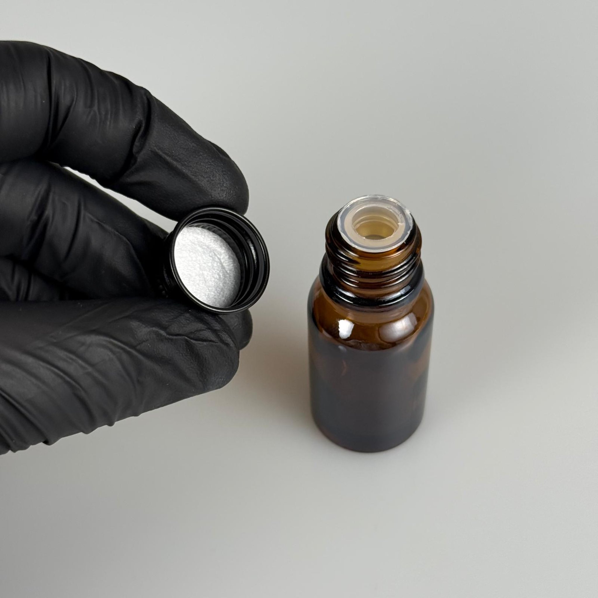 10 CC AMBER CAM ŞİŞE + KÖPÜK CONTALI SİYAH ALÜMİNYUM METAL KAPAKLI + KÖR TIPALI TAKIM - 10 ML KAHVERENGİ CAM ŞİŞE