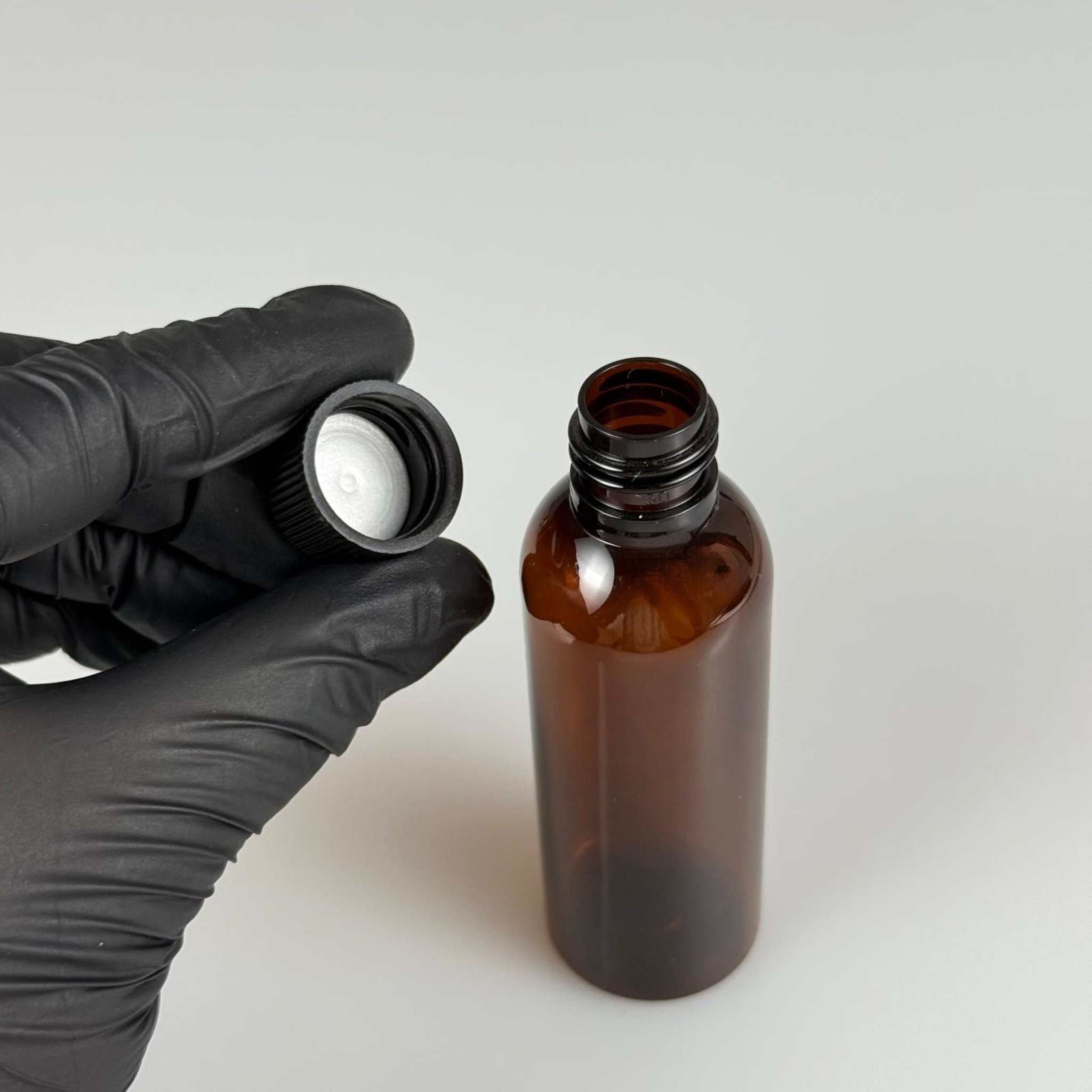 50 CC KAPAKLI PET ŞİŞE  - 50 ML AMBER KAHVERENGİ PLASTİK ŞİŞE + CONTALI SİYAH KAPAK TAKIM - KARGODA KIRILMAZ, GÜNEŞ IŞIĞINDAN SIVIYI KORUR
