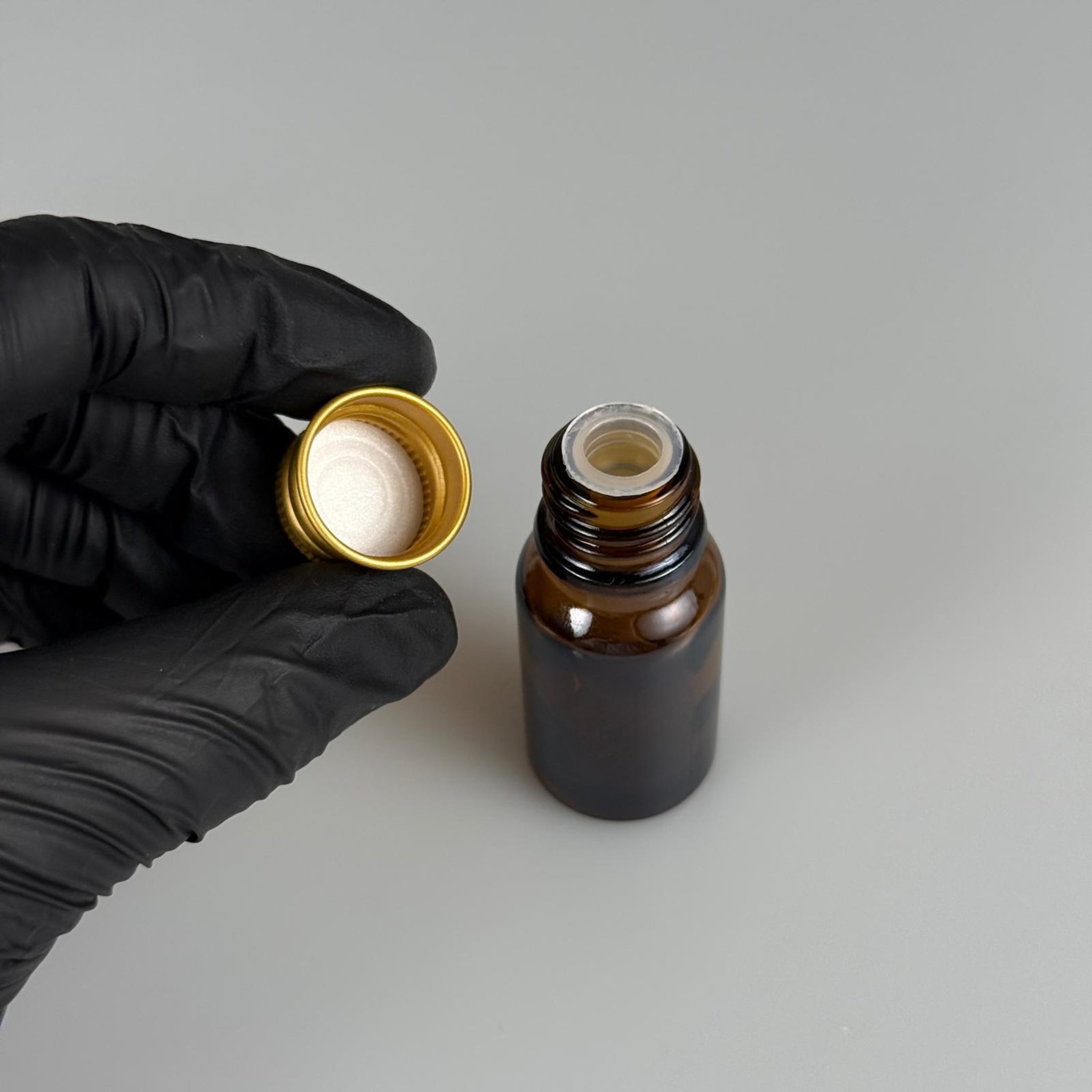 10 CC AMBER CAM ŞİŞE + KÖPÜK CONTALI GOLD ALÜMİNYUM METAL KAPAKLI + KÖR TIPALI TAKIM - 10 ML KAHVERENGİ CAM ŞİŞE