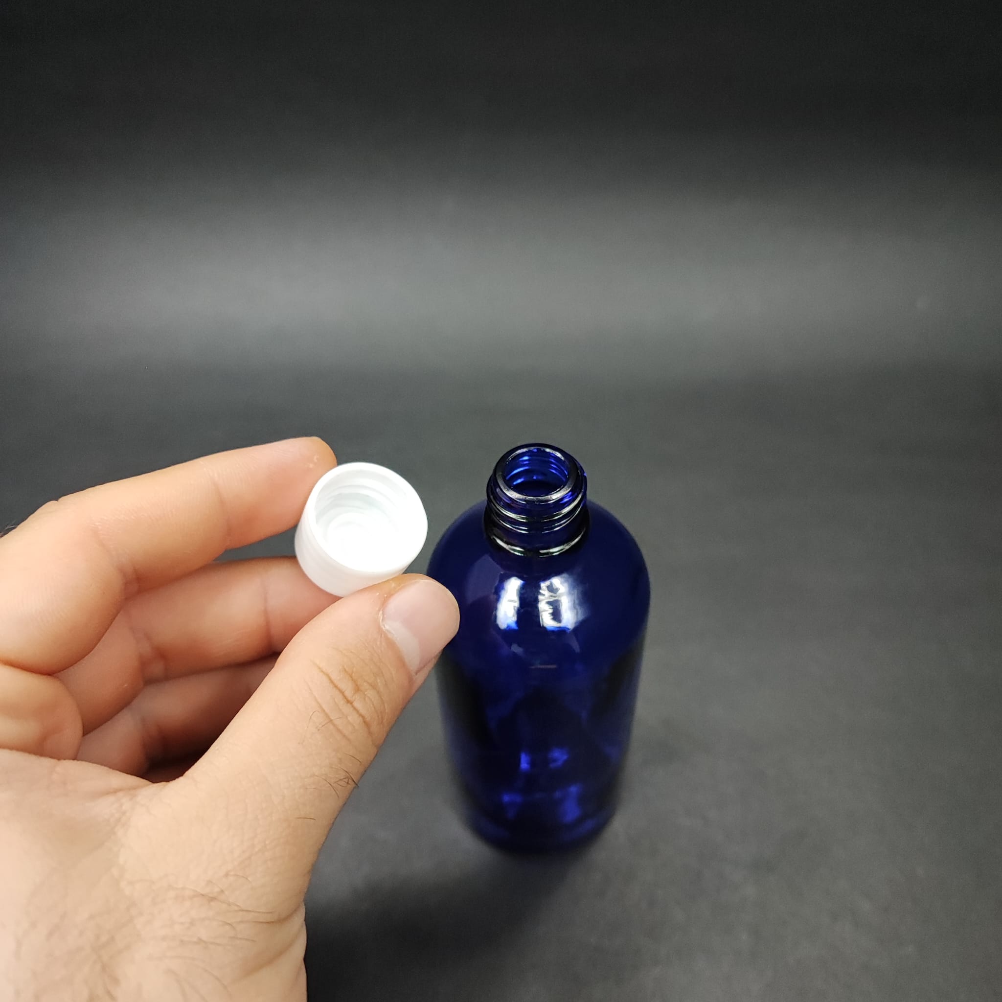 100 CC MAVİ CAM ŞİŞE + KENDİNDEN CONTALI SIZDIRMAZ BEYAZ KAPAK - 100 ML KAPAKLI CAM ŞİŞE