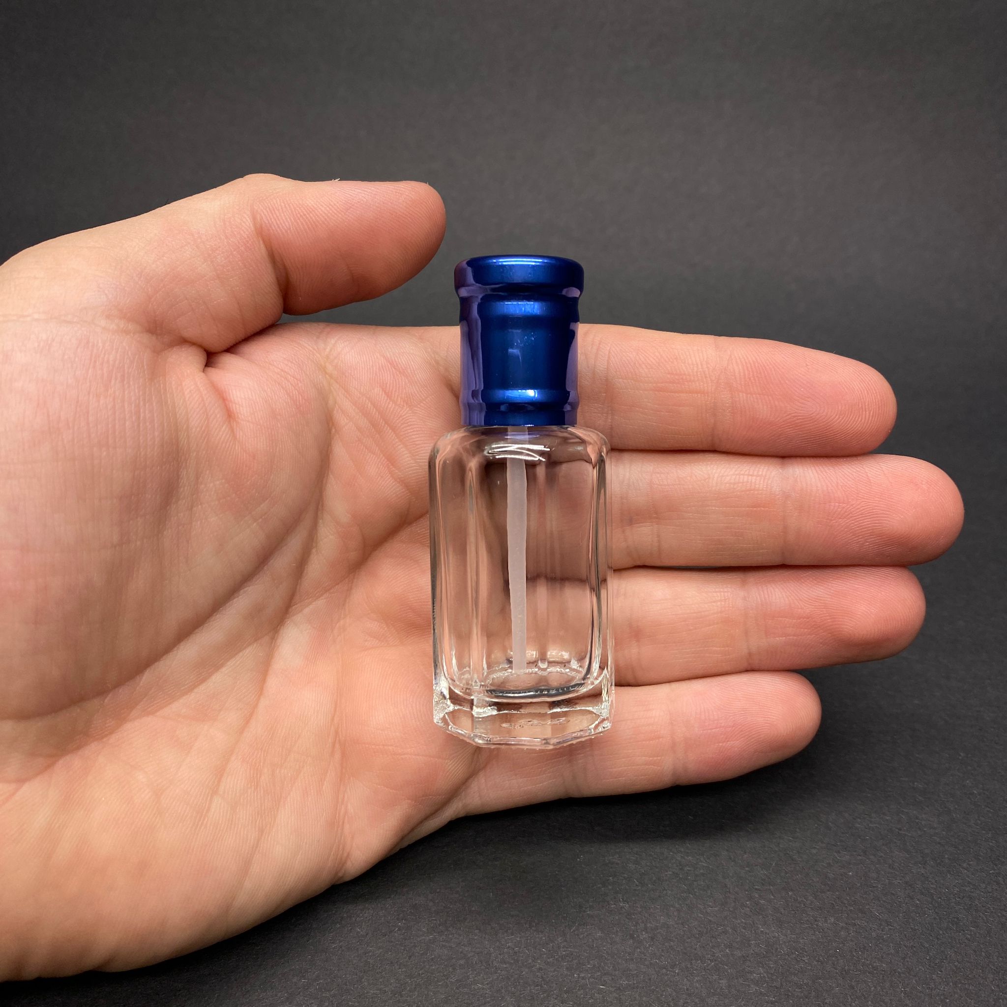 12 CC ÇUBUKLU ESANS ŞİŞESİ -  HACI MİSİ , AROMATİK YAĞ , KOKU , PARFÜM İÇİN SÜRÜLEBİLİR 12 ML CAM ŞİŞE - MAVİ KAPAKLI