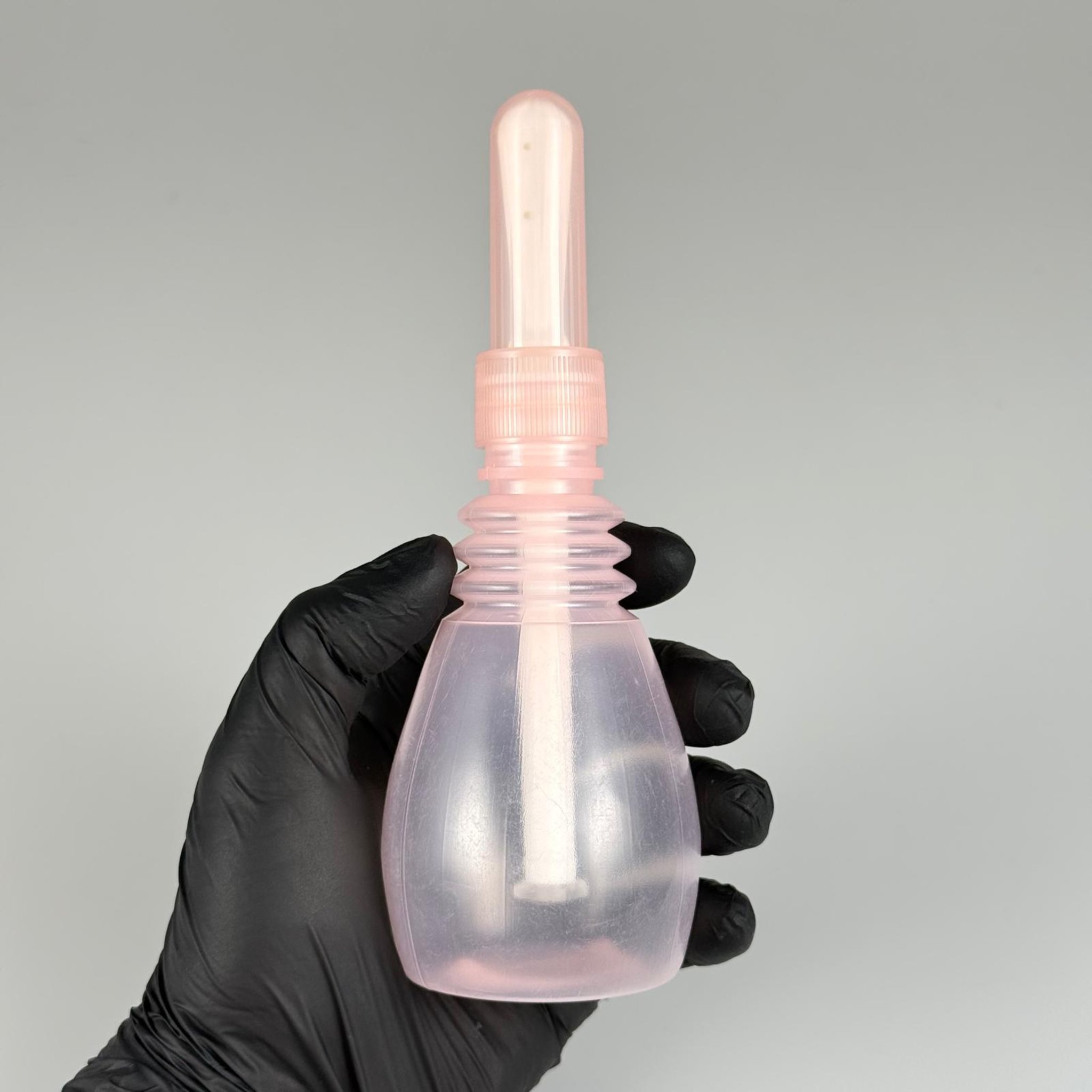 150 CC LAVMAN ŞİŞESİ - 150 ML KİLİTLİ BAŞLIKLI SIKILABİLİR YUMUŞAK PEMBE YARI SAYDAM LAVMAN ŞİŞESİ