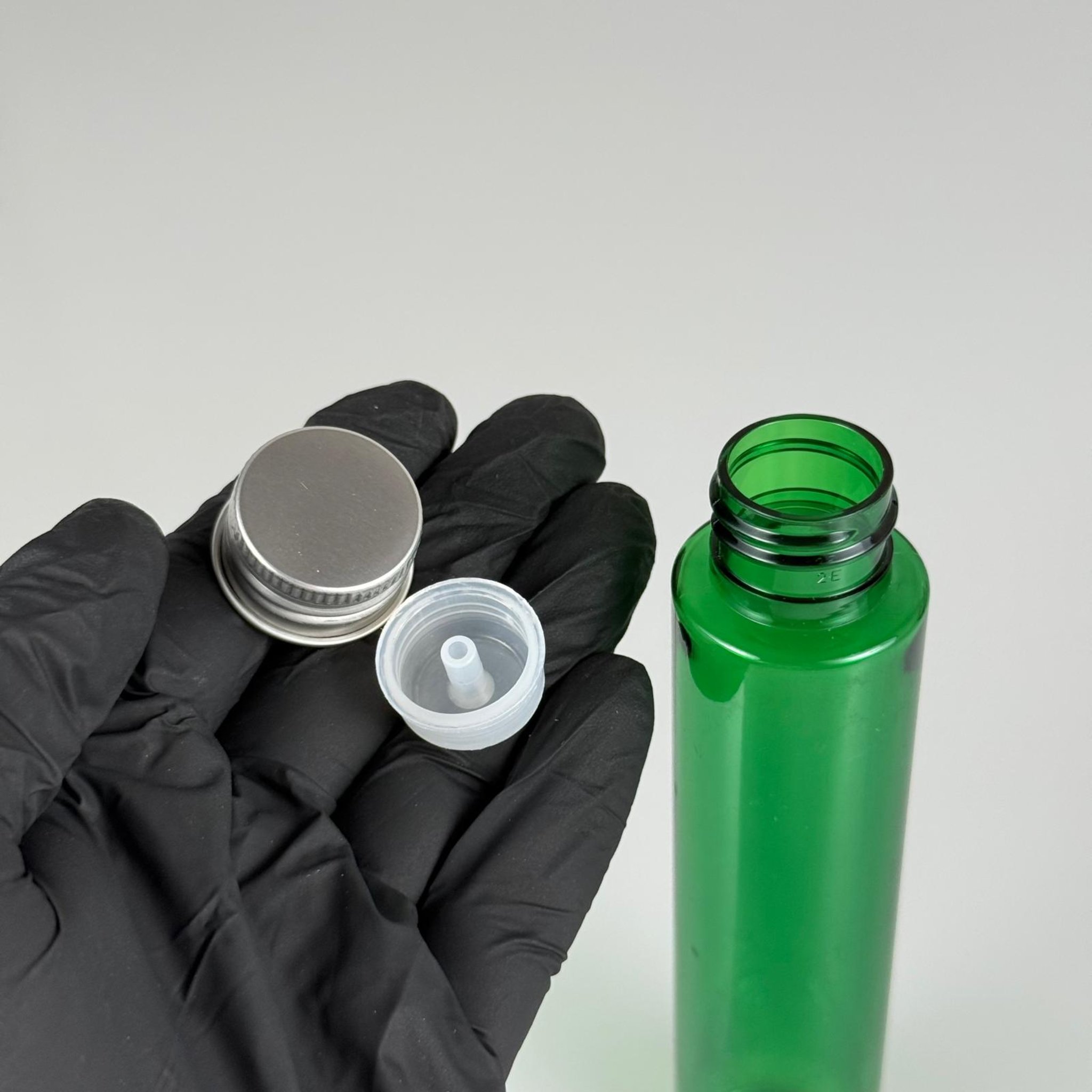 100 CC UZUN SİLİNDİR YEŞİL PET ŞİŞE (24 GR - 24 AĞIZ ) + KÖPÜK CONTALI GÜMÜŞ METAL ALÜMİNYUM KAPAK + KOLONYA TIPALI TAKIM - 100 ML BİBERİYE SUYU, LAVANTA YAĞI, SAÇ SERUM, TONİK VB İÇİN PLASTİK KOZMETİK AMBALAJLARI