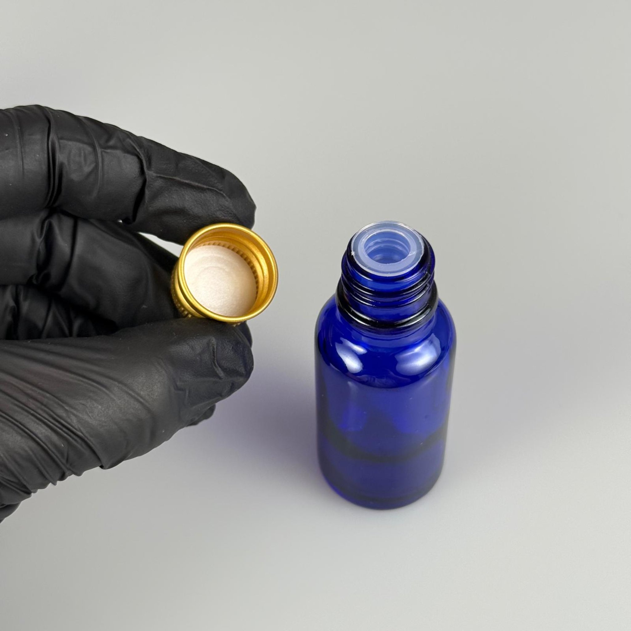 20 CC MAVİ CAM ŞİŞE + KÖPÜK CONTALI GOLD ALÜMİNYUM METAL KAPAKLI + KÖR TIPALI TAKIM - 20 ML MAVİ CAM ŞİŞE