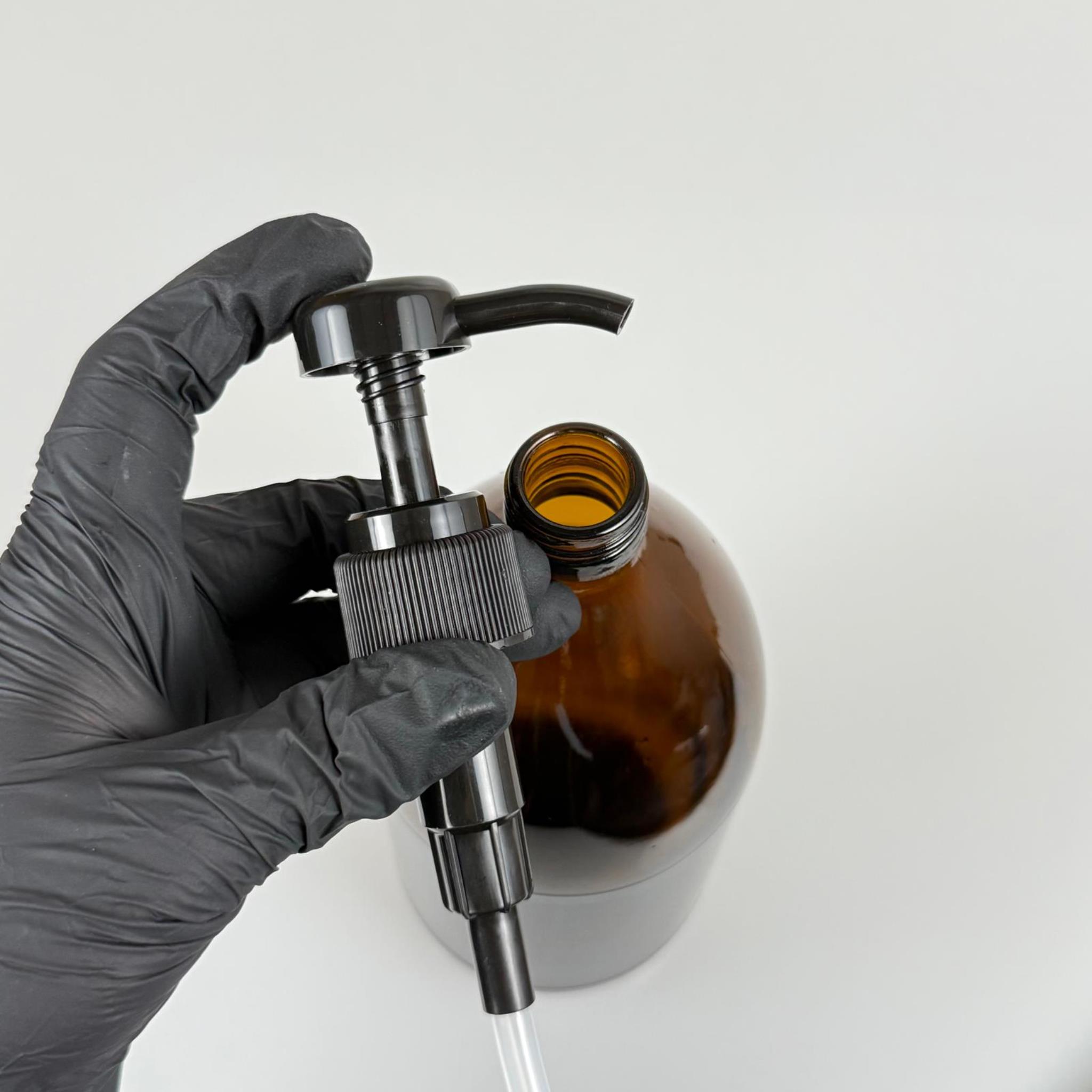 1000 CC AMBER CAM ŞİŞE - SİYAH DOZAJ POMPALI (HER BASMADA 4 CC SIVI ATAR) - 1000 ML POMPALI ŞİŞE - ŞURUP, ŞAMPUAN, KREM GİBİ YOĞUN KIVAMLI SIVILARDA KULLANILIR