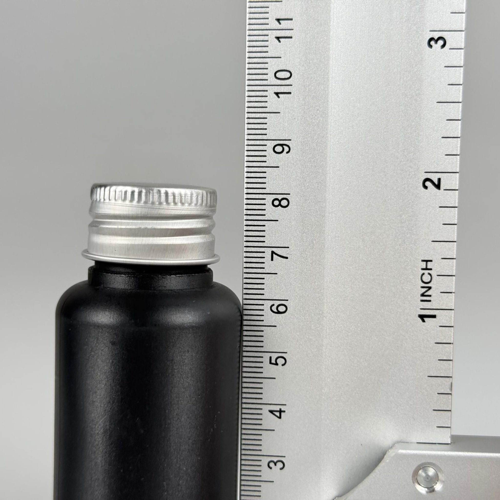 50 CC SİYAH POLİETİLEN PLASTİK ASETON ŞİŞESİ ( 24 AĞIZ ) + KÖPÜK CONTALI GÜMÜŞ METAL ALÜMİNYUM KAPAK + KOLONYA TIPALI TAKIM - 50 ML KAPAKLI SİYAH PLASTİK ŞİŞELER