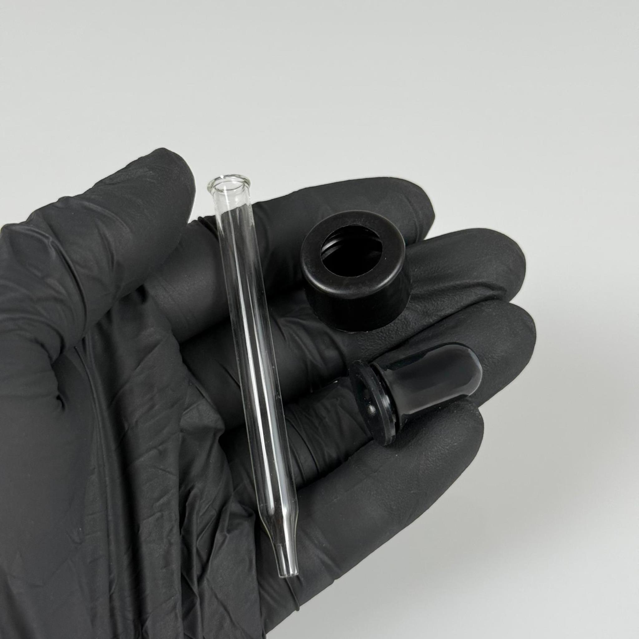 18 MM CAM DAMLALIKLI TAKIM - SİYAH EMZİK +  DELİKLİ PLASTİK DÜZ SİYAH KAPAK + 76 MM SİVRİ ( UCU İNCE ) CAM PİPET