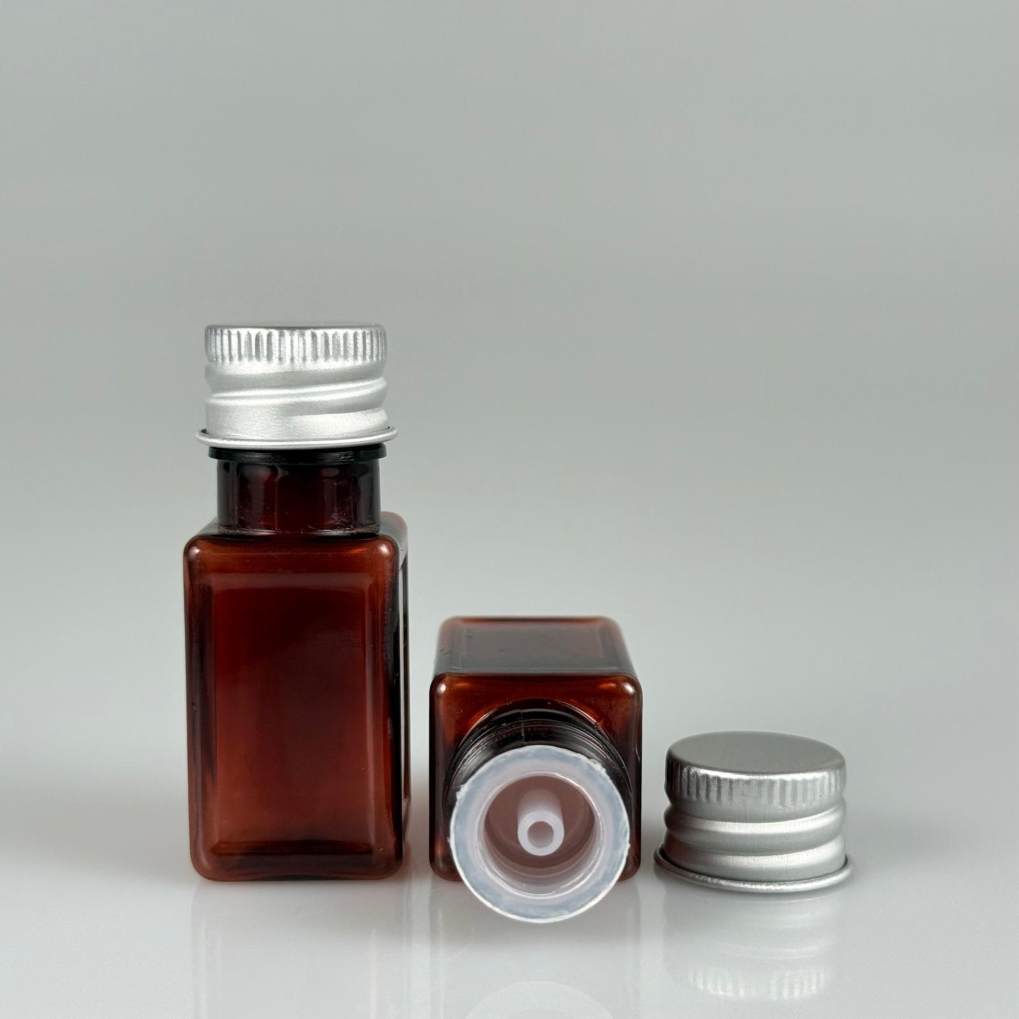 10 CC AMBER KARE PET SHOT ŞİŞE - KÖPÜK CONTALI GÜÜMŞ ALÜMİNYUM METAL KAPAKLI + DAMLALIKLI KOLONYA TIPALI TAKIM - 10 ML KAHVERENGİ PLASTİK ŞİŞE