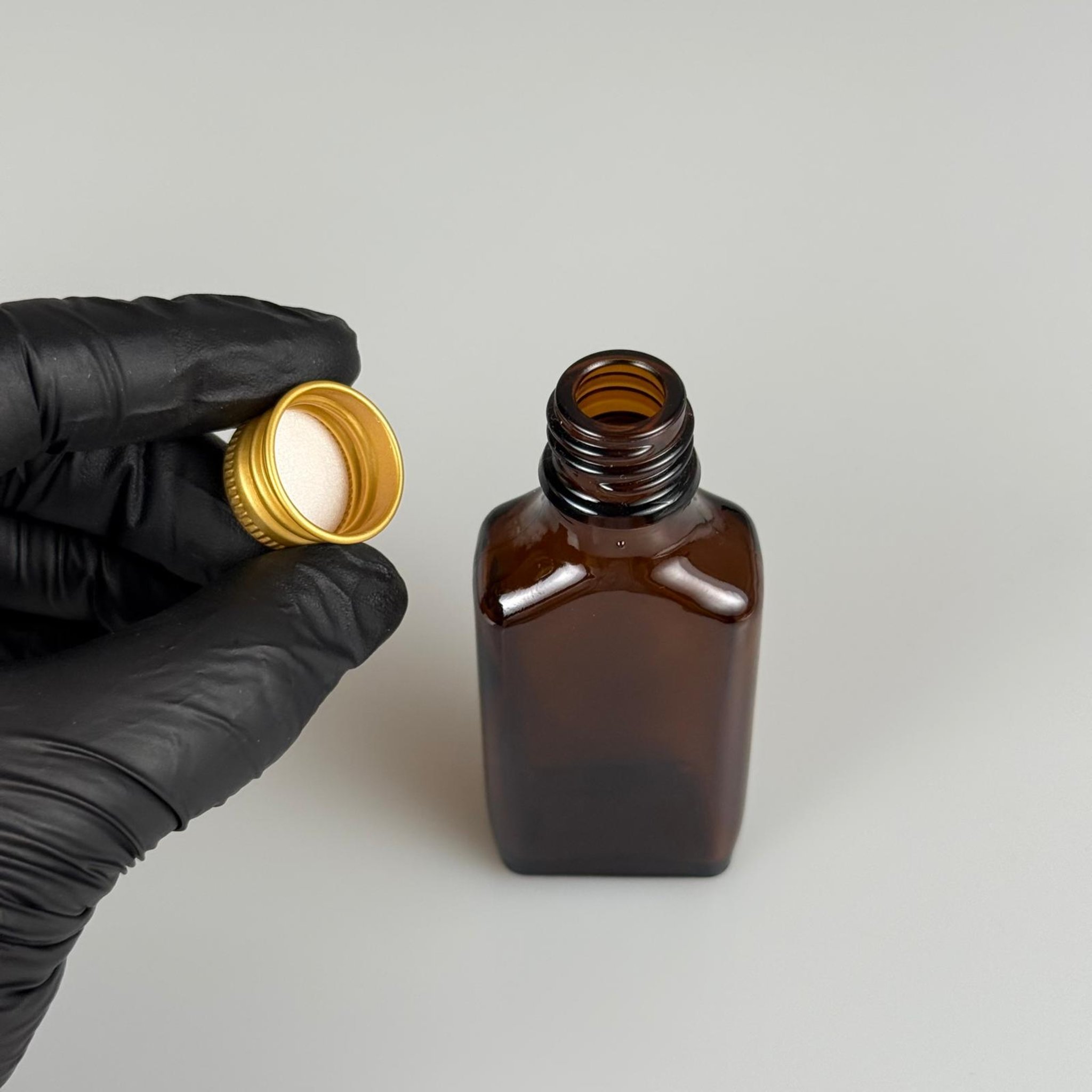 30 CC AMBER YASSI CAM ŞİŞE + GOLD ALÜMİNYUM METAL KAPAKLI TAKIM - 30 ML KAHVERENGİ CAM ŞİŞE