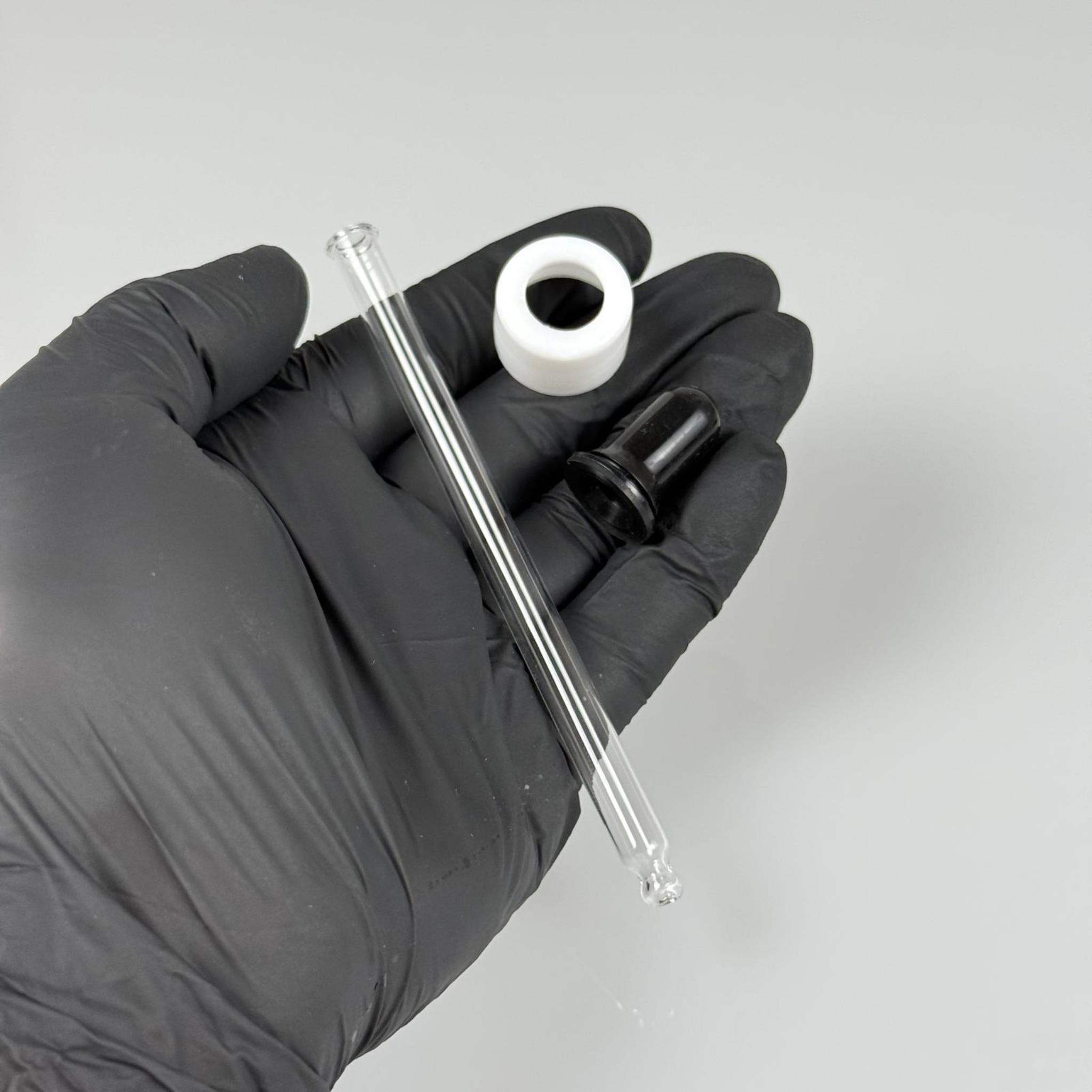18 MM CAM DAMLALIKLI TAKIM - SİYAH EMZİK +  DELİKLİ PLASTİK DÜZ BEYAZ KAPAK + 110 MM CAM PİPET
