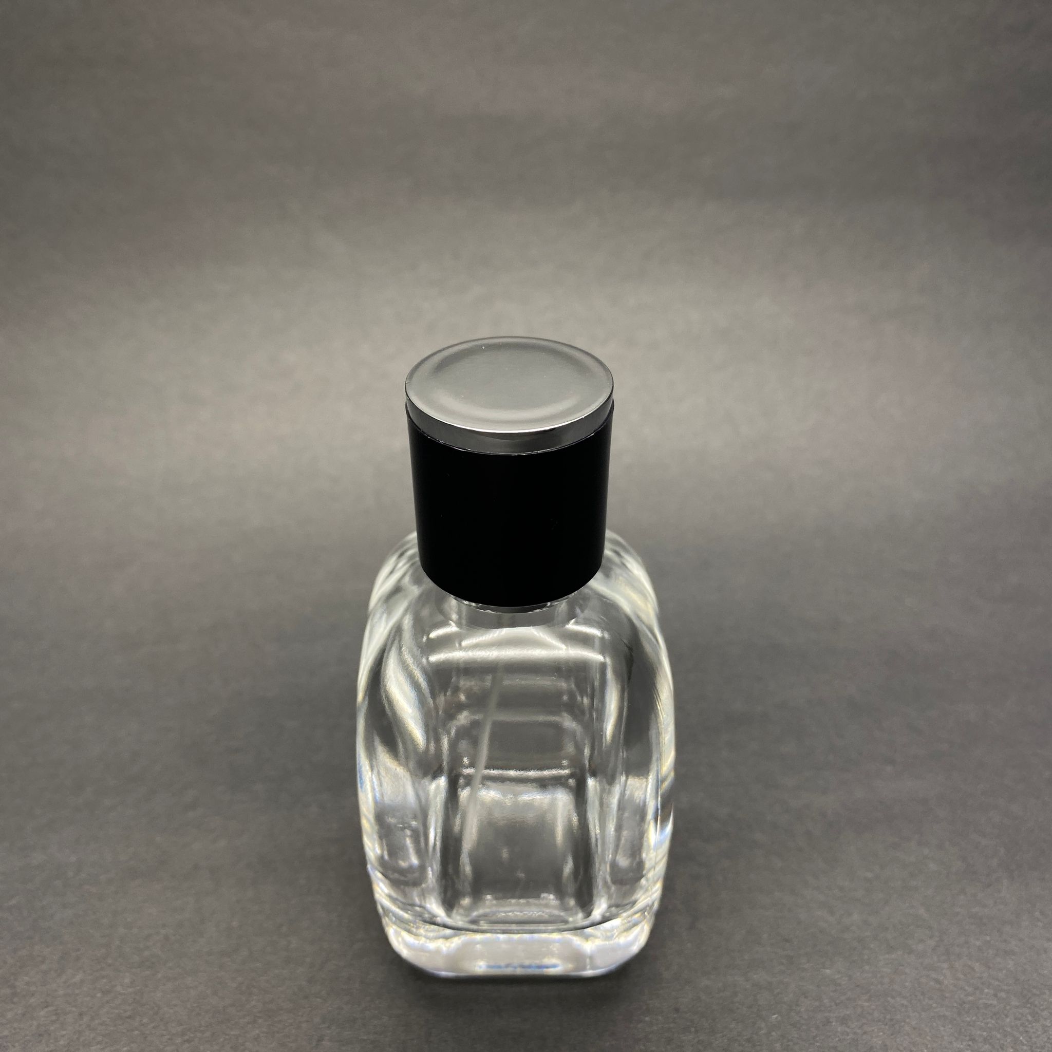 50 ML OVAL KARE MODEL CORE PARFÜM ŞİŞESİ - GÜMÜŞ METAL SPREYLİ + GÜMÜŞ SİYAH KAPAKLI (AĞIZ 15 MM GEÇME KOLAY KAPAMA)