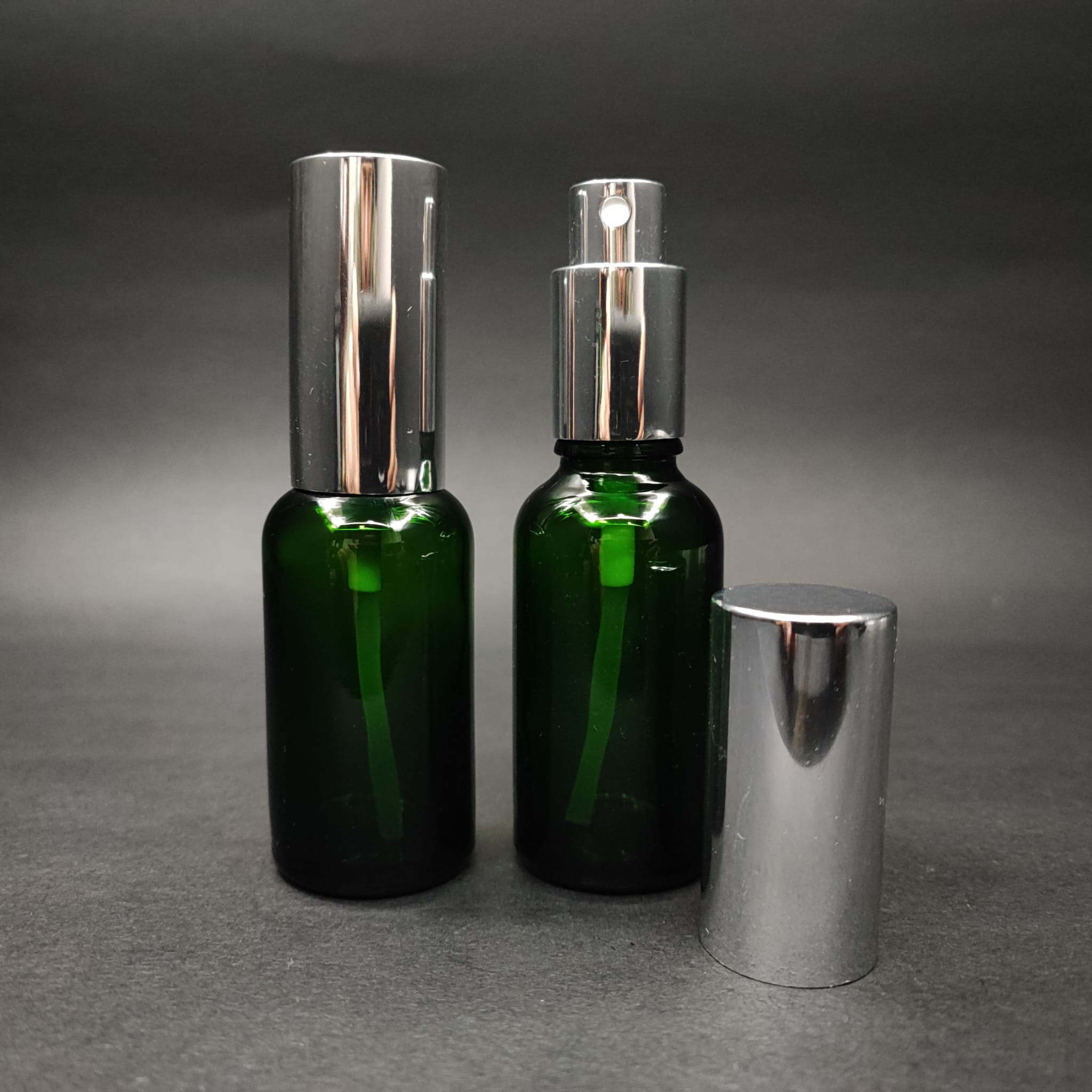 30 ML LÜKS VİDALI VALF ÇEVİRME PARFÜM ŞİŞELERİ - 30 CC YEŞİL CAM ŞİŞE - GÜMÜŞ METAL SPREYLİ KAPAKLI SET