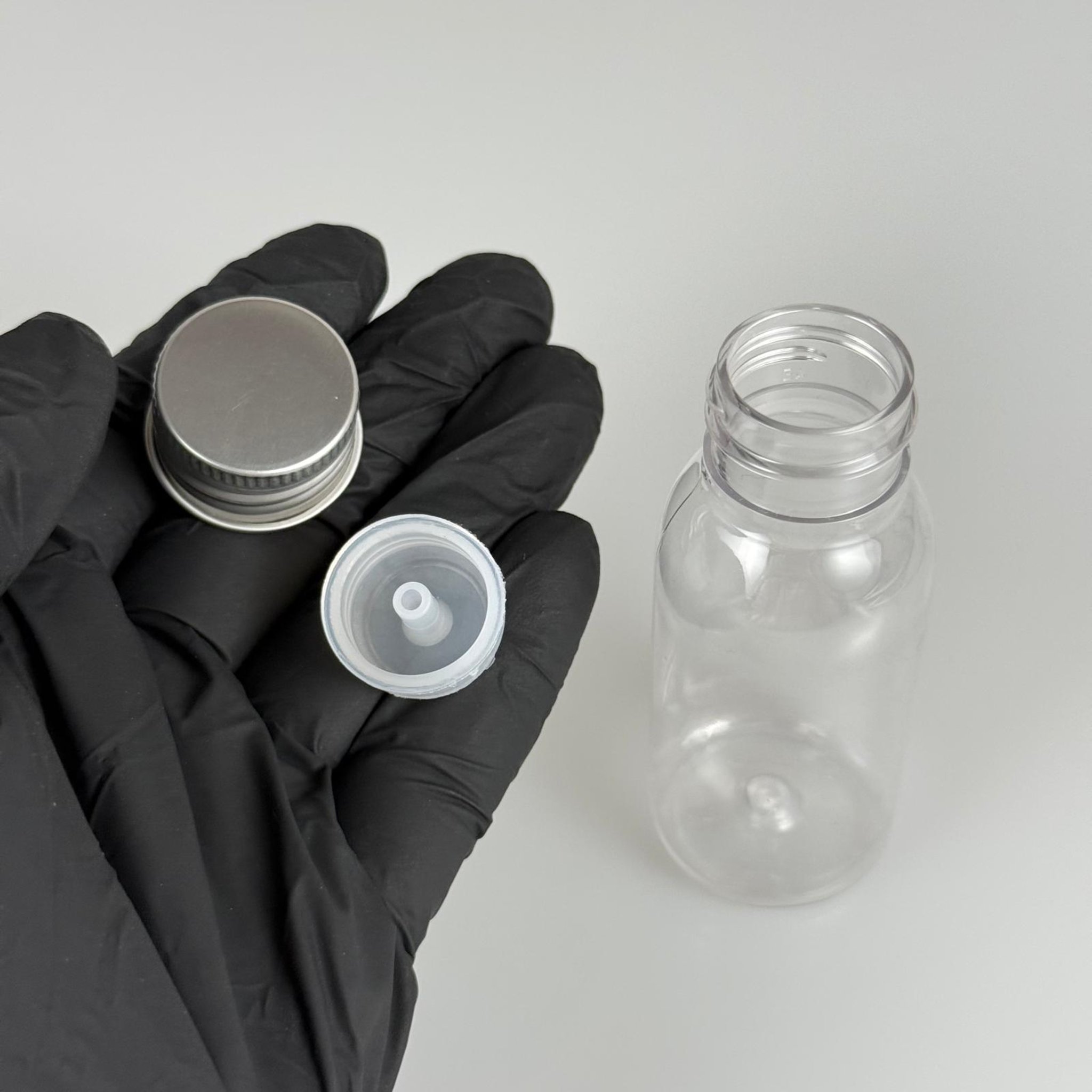 50 CC SERT PLASTİK ŞİŞE (24 AĞIZ) + KÖPÜK CONTALI GÜMÜŞ METAL ALÜMİNYUM KAPAK KOLONYA TIPALI TAKIM - 50 ML KAPAKLI PLASTİK ŞİŞELER