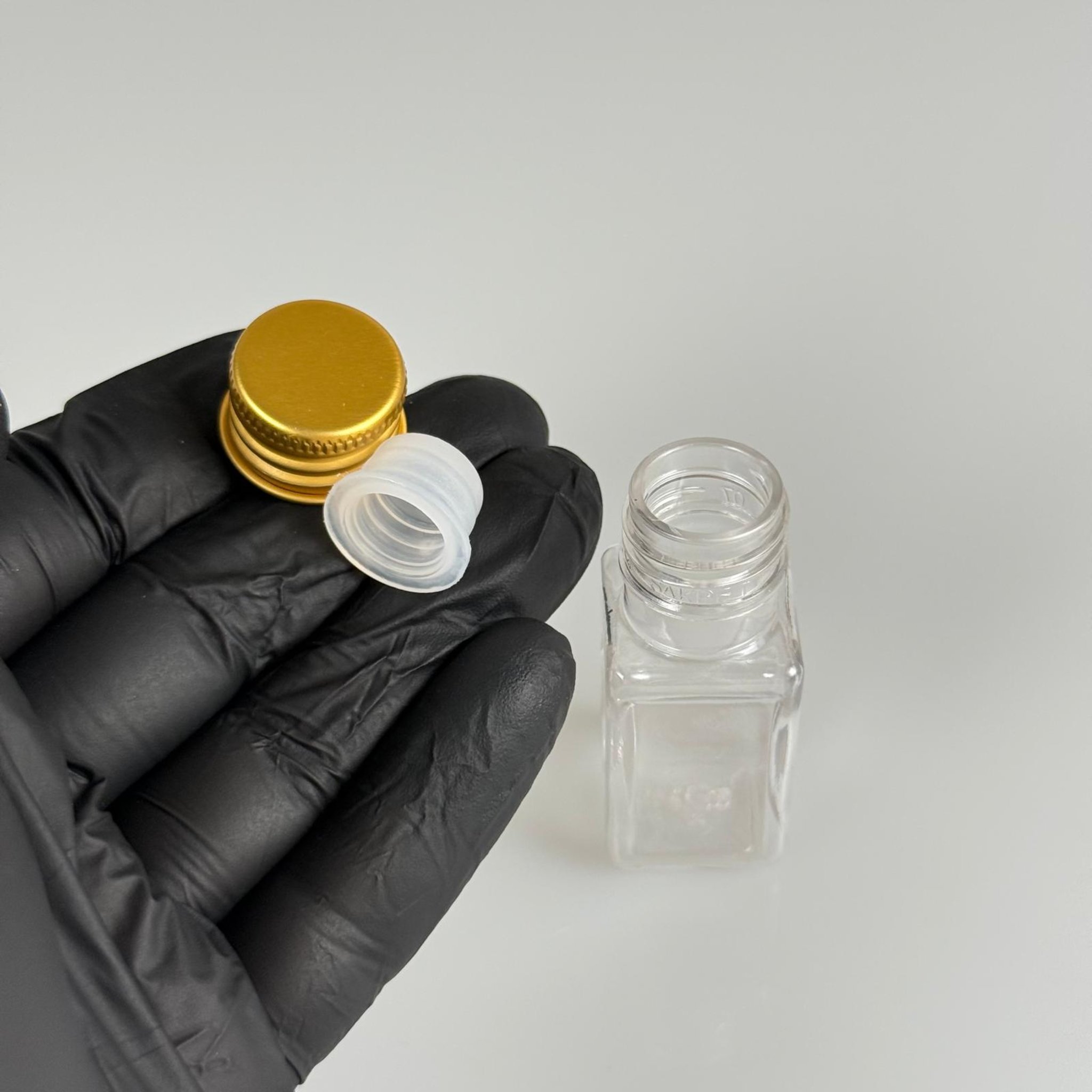 10 CC ŞEFFAF KARE PET SHOT ŞİŞE - KÖPÜK CONTALI GOLD ALÜMİNYUM METAL KAPAKLI + KÖR TIPALI TAKIM - 10 ML PLASTİK ŞİŞE