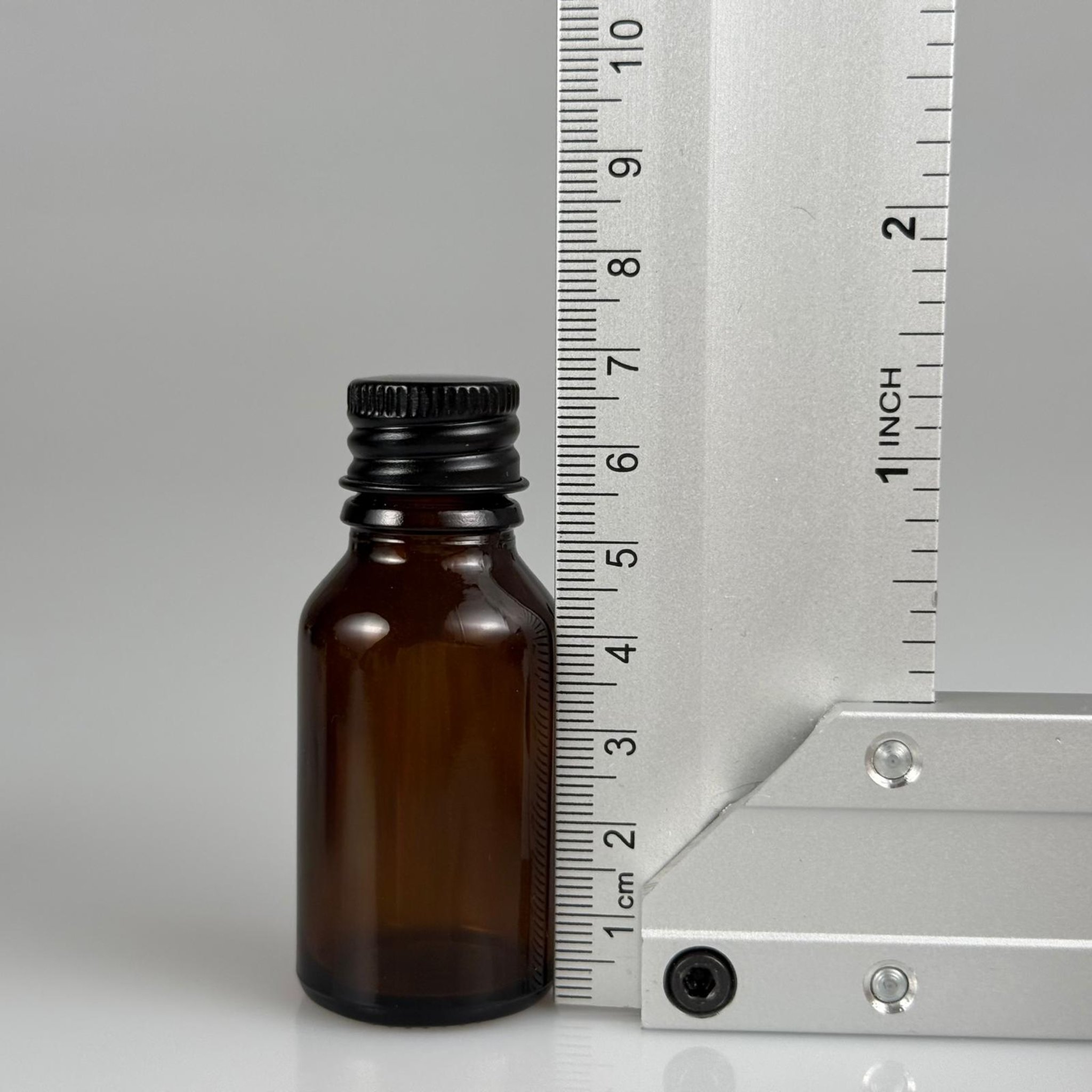 15 CC AMBER CAM ŞİŞE + KÖPÜK CONTALI SİYAH ALÜMİNYUM METAL KAPAKLI + KÖR TIPALI TAKIM - 15 ML KAHVERENGİ CAM ŞİŞE