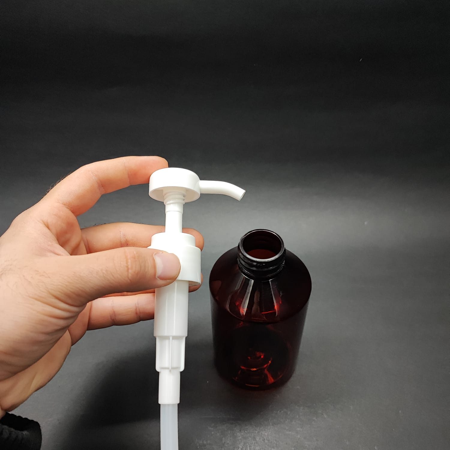 250 CC AMBER PET ŞİŞE + BEYAZ DOZAJ POMPALI (HER BASMADA 4 CC SIVI ATAR) - 250 ML POMPALI ŞİŞE - ŞURUP, ŞAMPUAN, KREM GİBİ YOĞUN KIVAMLI SIVILARDA KULLANILIR