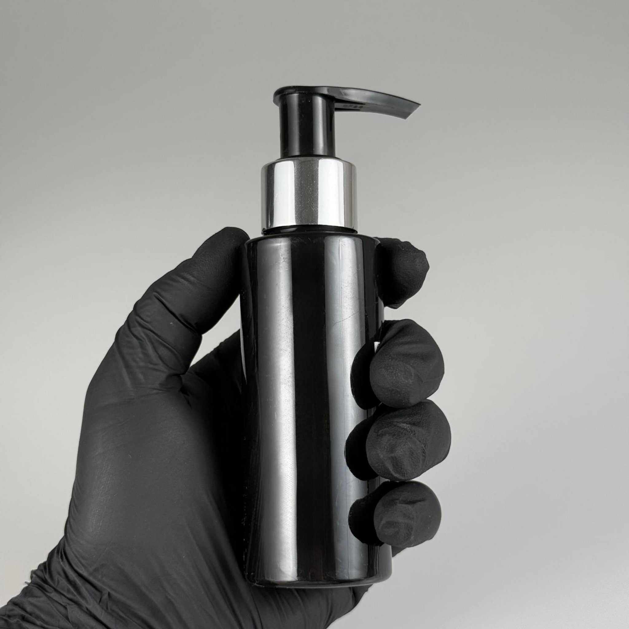 100 CC SİLİNDİR KESKİN KÜT MODEL SERT PET ŞİŞE - GÜMÜŞ POMPALI ( ÜSTÜ SİYAH ) - JEL, PEELING, SERUM, GÜNEŞ KREMİ GİBİ YOĞUN KIVAMLI SIVILAR İÇİN- AĞIZ ÇAPI 24 MM - SİYAH
