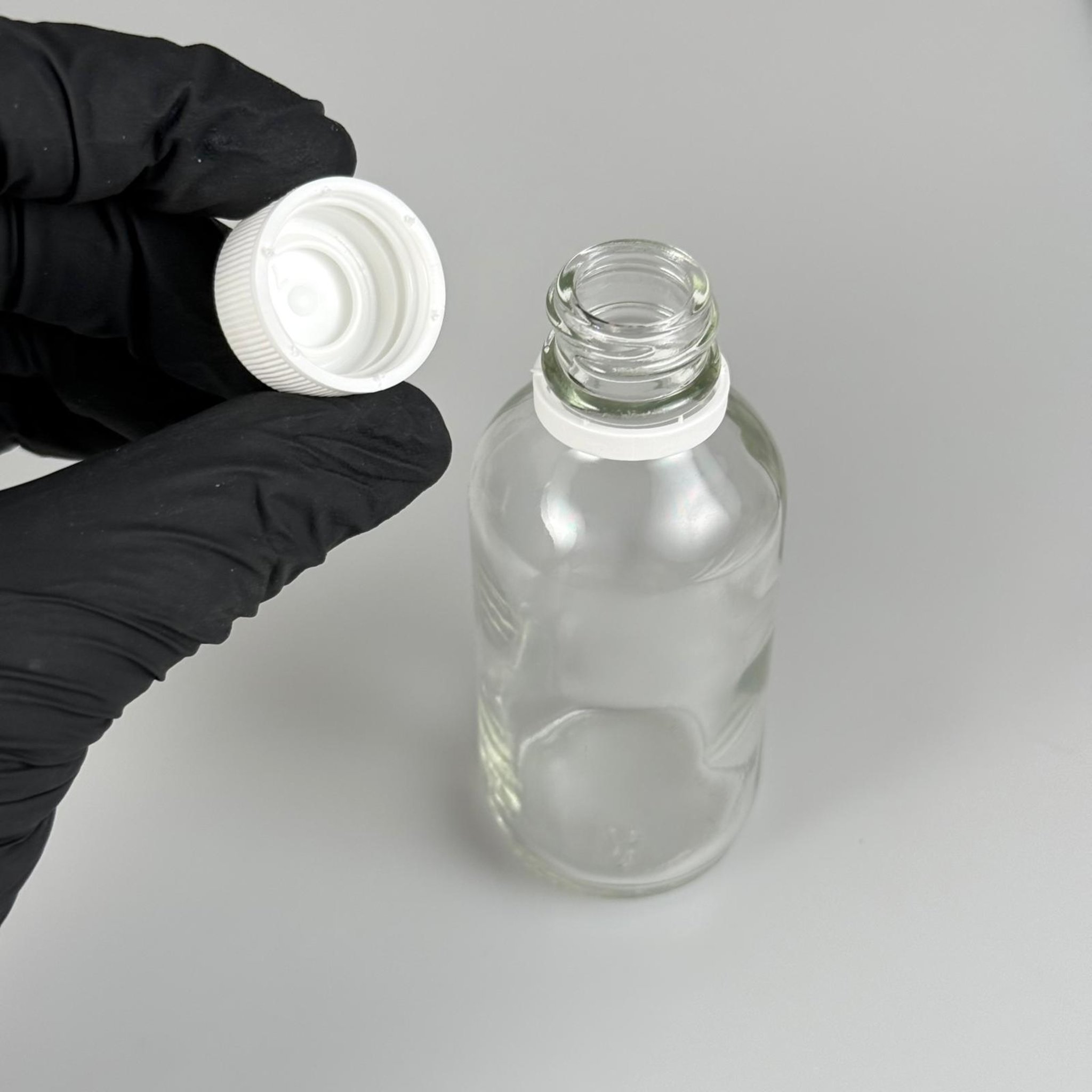 60 CC ŞEFFAF CAM ŞİŞE - BEYAZ KAPAKLI (KİLİT KOPMAZ, İŞLEVİ YOK ANCAK SIZDIRMAZ KAPAK) - 60 ML CAM ŞİŞE