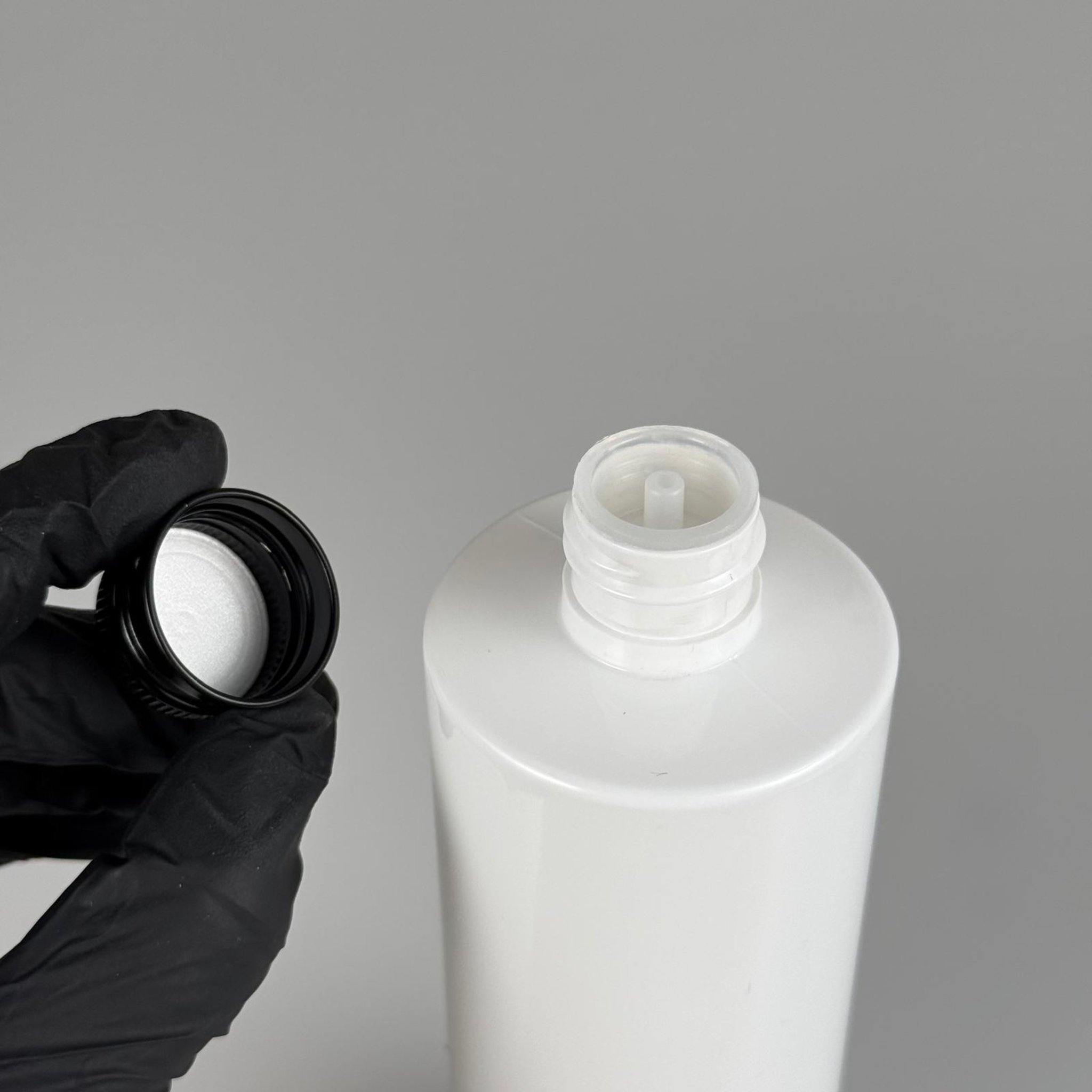 400 CC BEYAZ KÜT BOYUNLU SİLİNDİR PET ŞİŞE (30 GR - 24 AĞIZ ) + KÖPÜK CONTALI SİYAH METAL ALÜMİNYUM KAPAKLI + KOLONYA TIPALI TAKIM - 400 ML  KAPAKLI BEYAZ PLASTİK ŞİŞELER