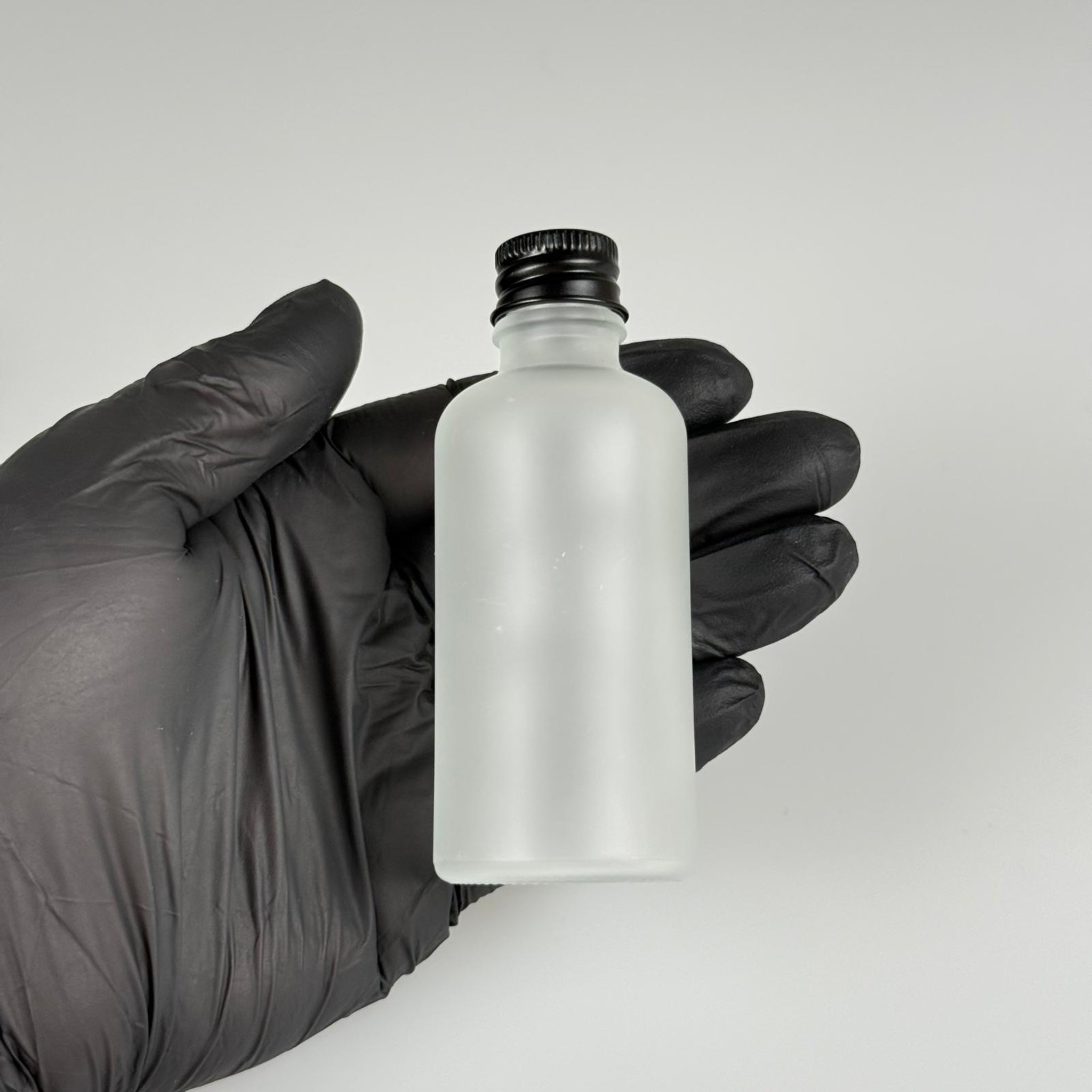 50 CC BUZLU CAM ŞİŞE + KÖPÜK CONTALI SİYAH ALÜMİNYUM METAL KAPAKLI TAKIM - 50 ML BUZLU CAM ŞİŞE